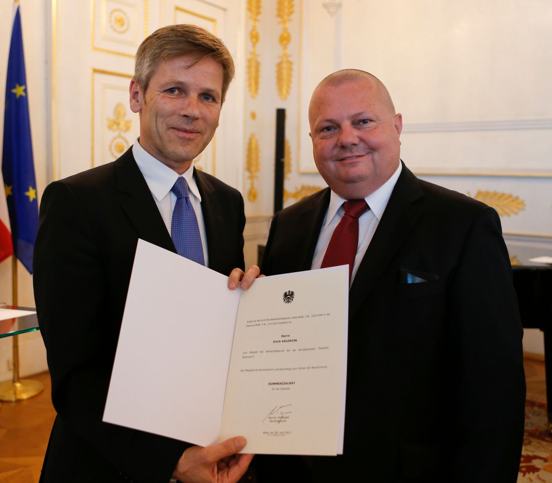 Am 28. Juni 2013 bestellte der Bundeskanzler Vertreterinnen und Vertreter der Wirtschaft zu Mitgliedern der bei der Bundesanstalt &quot;Statistik &Ouml;sterreich&quot; eingerichteten Wirtschaftskurie. Damit haben sie das Recht, die Bezeichnung &quot;Kommerzialrat f&uuml;r die Statistik&quot; zu f&uuml;hren. Im Bild Staatssekret&auml;r Josef Ostermayer (l.) bei der Dekret&uuml;berreichung an Erich Valentin (r.).