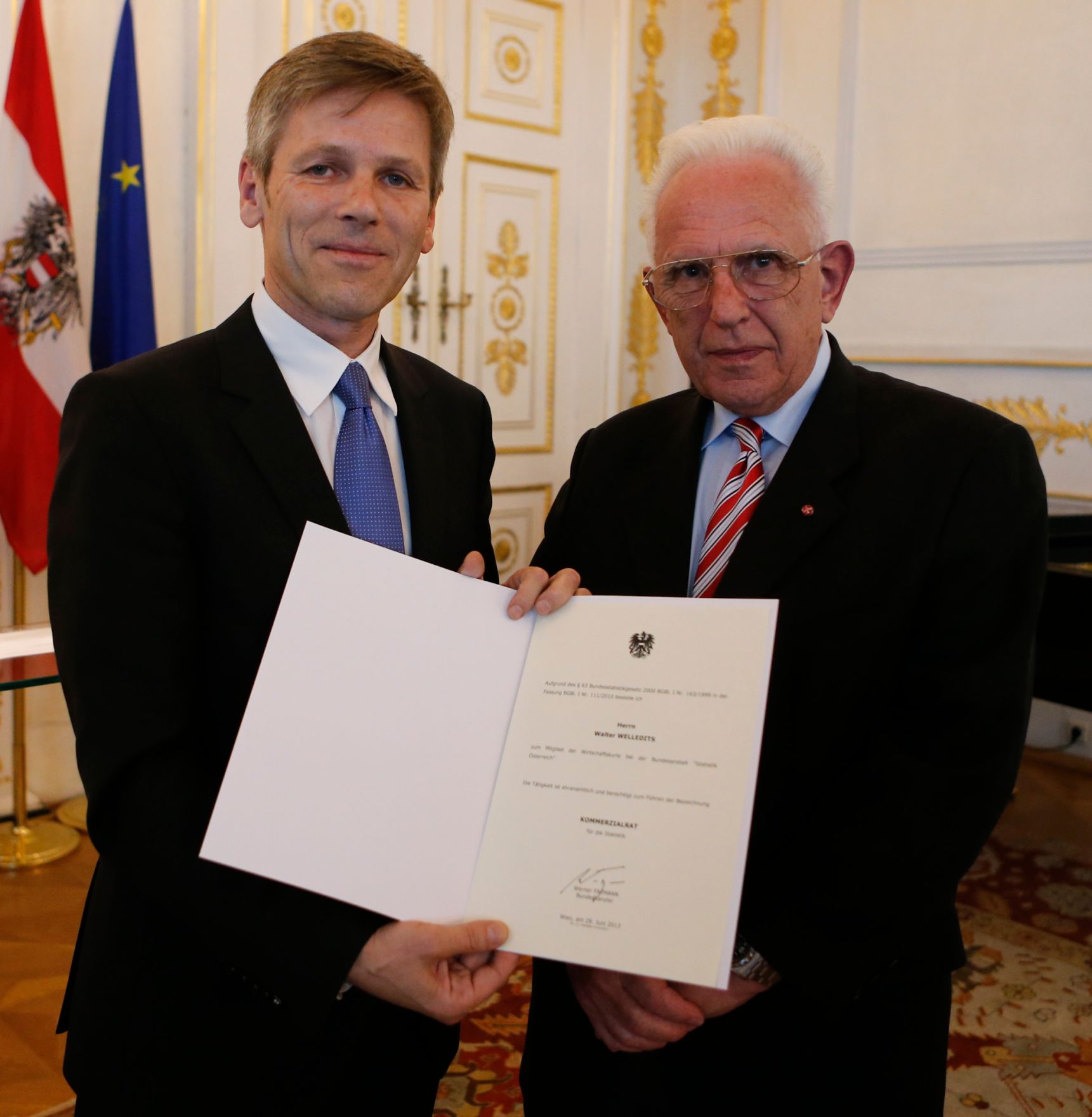 Am 28. Juni 2013 bestellte der Bundeskanzler Vertreterinnen und Vertreter der Wirtschaft zu Mitgliedern der bei der Bundesanstalt &quot;Statistik &Ouml;sterreich&quot; eingerichteten Wirtschaftskurie. Damit haben sie das Recht, die Bezeichnung &quot;Kommerzialrat f&uuml;r die Statistik&quot; zu f&uuml;hren. Im Bild Staatssekret&auml;r Josef Ostermayer (l.) bei der Dekret&uuml;berreichung an Walter Welleditz (r.).