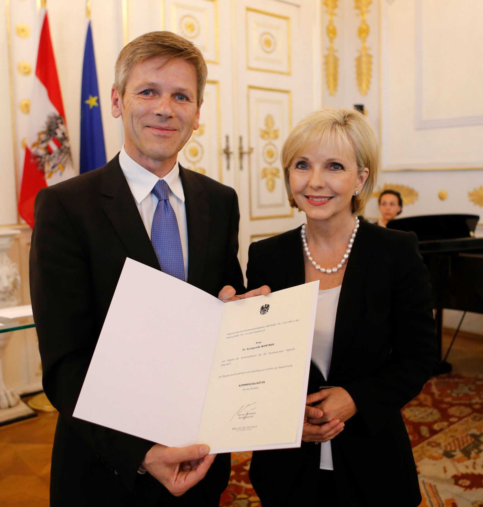 Am 28. Juni 2013 bestellte der Bundeskanzler Vertreterinnen und Vertreter der Wirtschaft zu Mitgliedern der bei der Bundesanstalt &quot;Statistik &Ouml;sterreich&quot; eingerichteten Wirtschaftskurie. Damit haben sie das Recht, die Bezeichnung &quot;Kommerzialrat f&uuml;r die Statistik&quot; zu f&uuml;hren. Im Bild Staatssekret&auml;r Josef Ostermayer (l.) bei der Dekret&uuml;berreichung an Kunigunde Wentner (r.).
