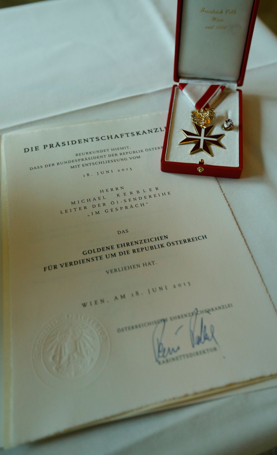 Am 19. Juli 2013 &uuml;berreichte Staatssekret&auml;r Josef Ostermayer das Goldene Ehrenzeichen f&uuml;r Verdienste um die Republik &Ouml;sterreich an Michael Kerbler, Leiter der &Ouml;1-Sendereihe &quot;Im Gespr&auml;ch&quot;.