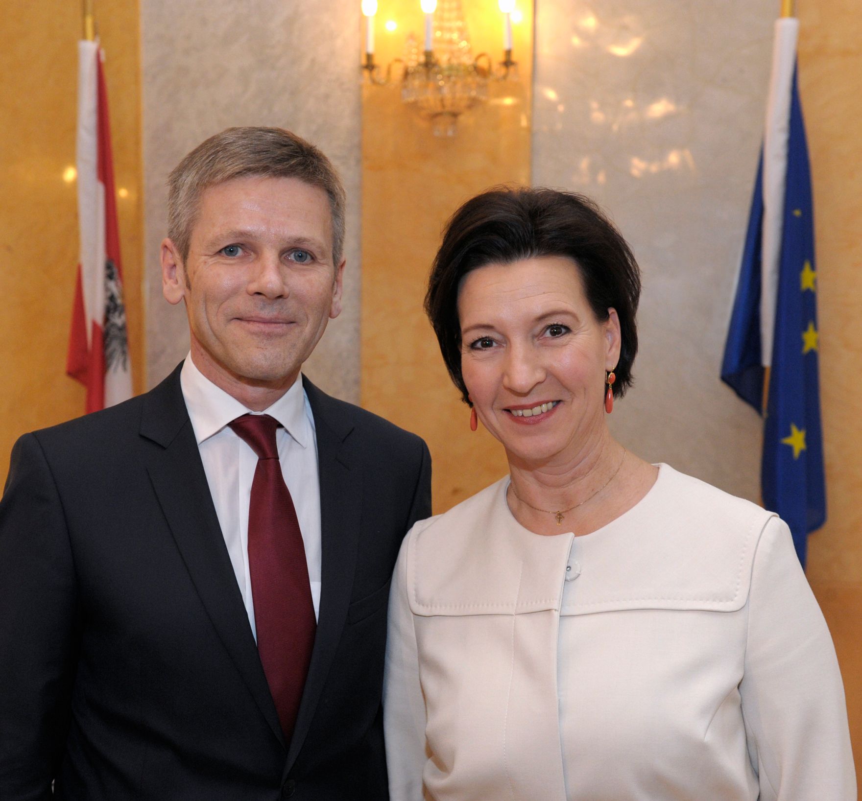 Am 16. Dezember 2013 fand die Amts&uuml;bergabe durch Bundesministerin Gabriele Heinisch-Hosek (r.) an Bundesminister Josef Ostermayer statt (l.).
