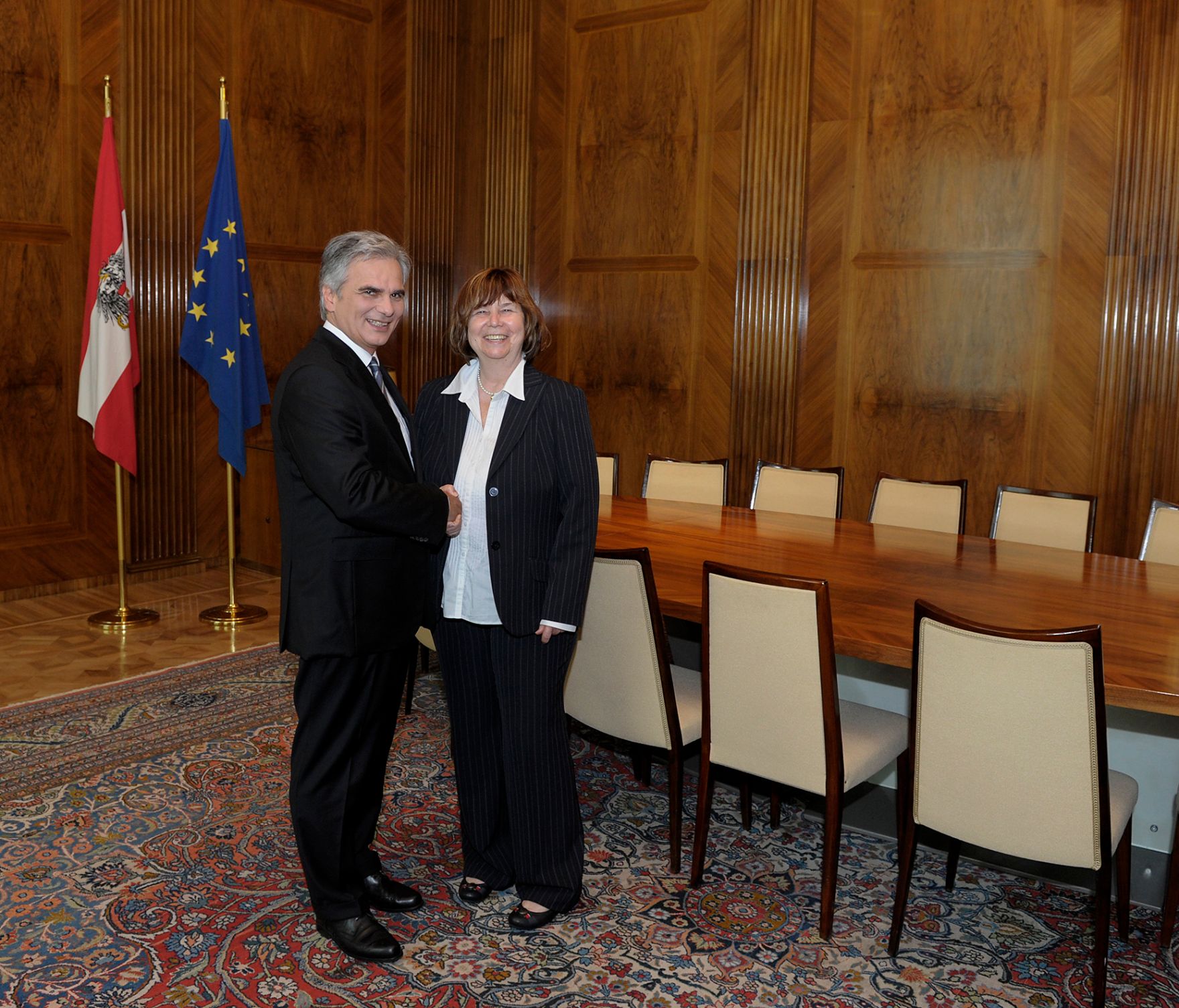 Am 25. Juni 2013 gratulierte Bundeskanzler Werner Faymann Christine Mann, Leiterin des Erzbisch&ouml;flichen Amtes f&uuml;r Unterricht und Erziehung der Erzdi&ouml;zese Wien zum Erhalt des Gro&szlig;en Silbernen Ehrenzeichens f&uuml;r Verdienste um die Republik &Ouml;sterreich.