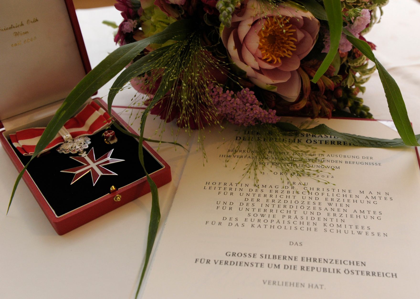 Am 25. Juni 2013 &uuml;berreichte Staatssekret&auml;r Josef Ostermayer das Gro&szlig;e Silberne Ehrenzeichen f&uuml;r Verdienste um die Republik &Ouml;sterreich an Christine Mann, Leiterin des Erzbisch&ouml;flichen Amtes f&uuml;r Unterricht und Erziehung der Erzdi&ouml;zese Wien.
