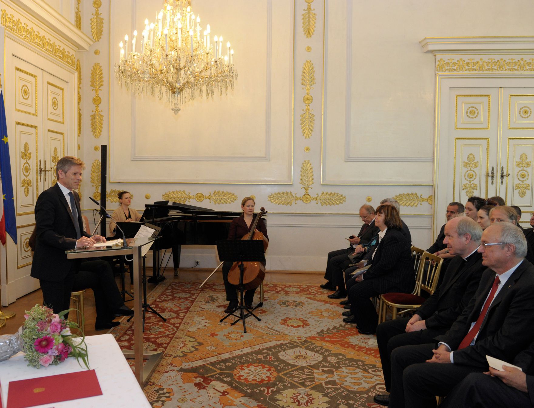 Am 25. Juni 2013 &uuml;berreichte Staatssekret&auml;r Josef Ostermayer (im Bild) das Gro&szlig;e Silberne Ehrenzeichen f&uuml;r Verdienste um die Republik &Ouml;sterreich an Christine Mann, Leiterin des Erzbisch&ouml;flichen Amtes f&uuml;r Unterricht und Erziehung der Erzdi&ouml;zese Wien.