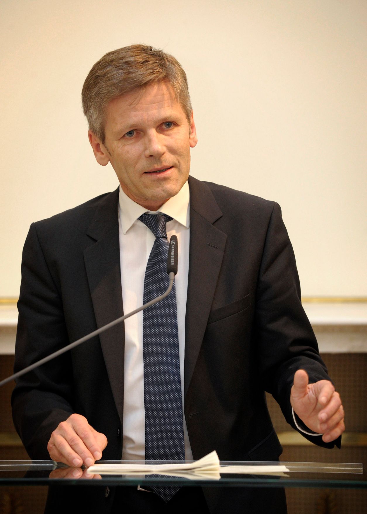 Am 25. Juni 2013 &uuml;berreichte Staatssekret&auml;r Josef Ostermayer (im Bild) das Gro&szlig;e Silberne Ehrenzeichen f&uuml;r Verdienste um die Republik &Ouml;sterreich an Christine Mann, Leiterin des Erzbisch&ouml;flichen Amtes f&uuml;r Unterricht und Erziehung der Erzdi&ouml;zese Wien.