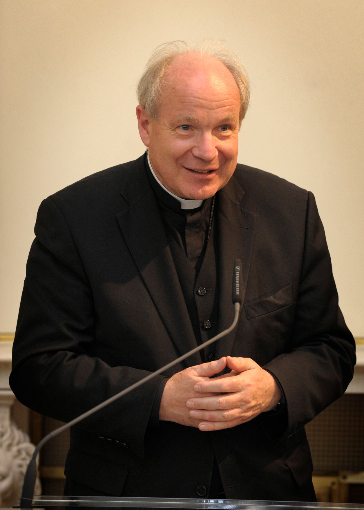 Am 25. Juni 2013 &uuml;berreichte Staatssekret&auml;r Josef Ostermayer das Gro&szlig;e Silberne Ehrenzeichen f&uuml;r Verdienste um die Republik &Ouml;sterreich an Christine Mann, Leiterin des Erzbisch&ouml;flichen Amtes f&uuml;r Unterricht und Erziehung der Erzdi&ouml;zese Wien. Im Bild Kardinal Christoph Sch&ouml;nborn.