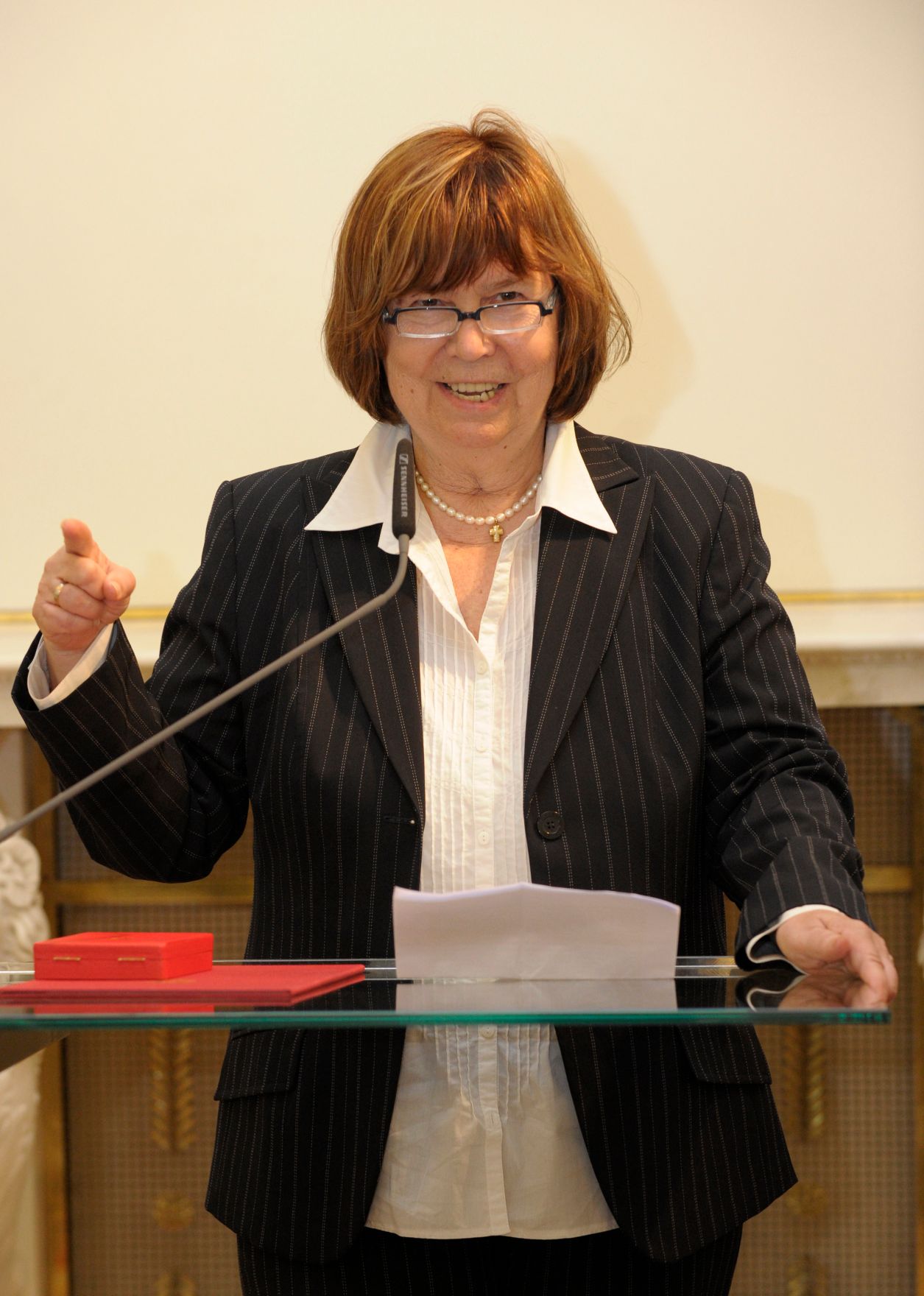 Am 25. Juni 2013 &uuml;berreichte Staatssekret&auml;r Josef Ostermayer das Gro&szlig;e Silberne Ehrenzeichen f&uuml;r Verdienste um die Republik &Ouml;sterreich an Christine Mann (im Bild), Leiterin des Erzbisch&ouml;flichen Amtes f&uuml;r Unterricht und Erziehung der Erzdi&ouml;zese Wien.