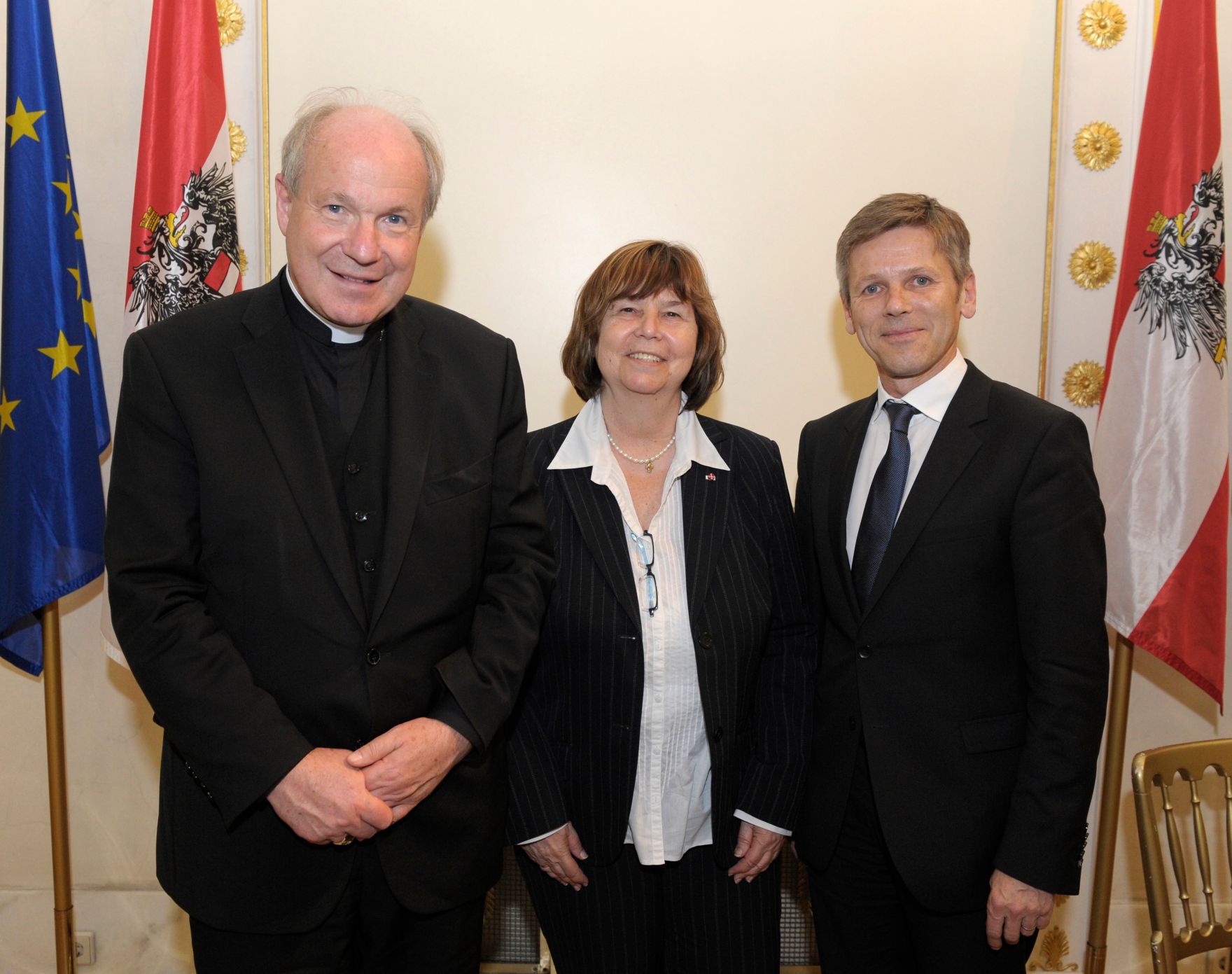 Am 25. Juni 2013 &uuml;berreichte Staatssekret&auml;r Josef Ostermayer (r.) das Gro&szlig;e Silberne Ehrenzeichen f&uuml;r Verdienste um die Republik &Ouml;sterreich an Christine Mann (m.), Leiterin des Erzbisch&ouml;flichen Amtes f&uuml;r Unterricht und Erziehung der Erzdi&ouml;zese Wien. Links im Bild Kardinal Christoph Sch&ouml;nborn.