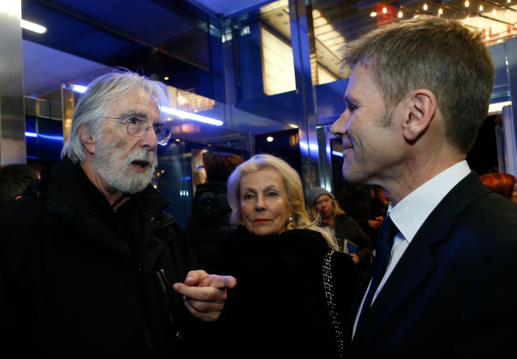 Am 11. Februar 2014 besuchte Kanzleramtsminister Josef Ostermayer (r.) die Filmpremiere von &bdquo;Das finstere Tal&ldquo; im Gartenbaukino. Im Bild mit Regisseur Michael Haneke (l.) und Ehefrau Susie Haneke (m.).