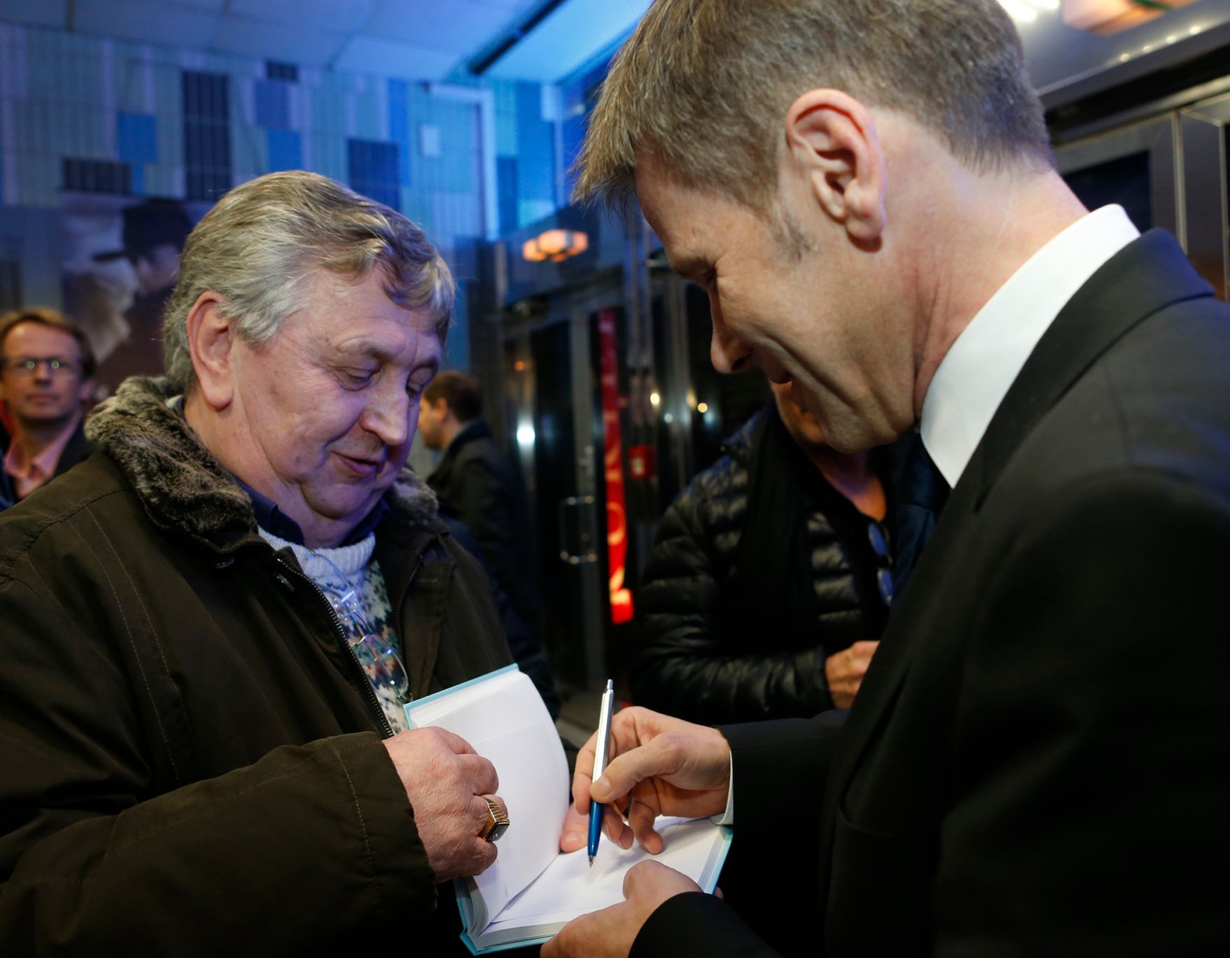 Am 11. Februar 2014 besuchte Kanzleramtsminister Josef Ostermayer (r.) die Filmpremiere von &bdquo;Das finstere Tal&ldquo; im Gartenbaukino.