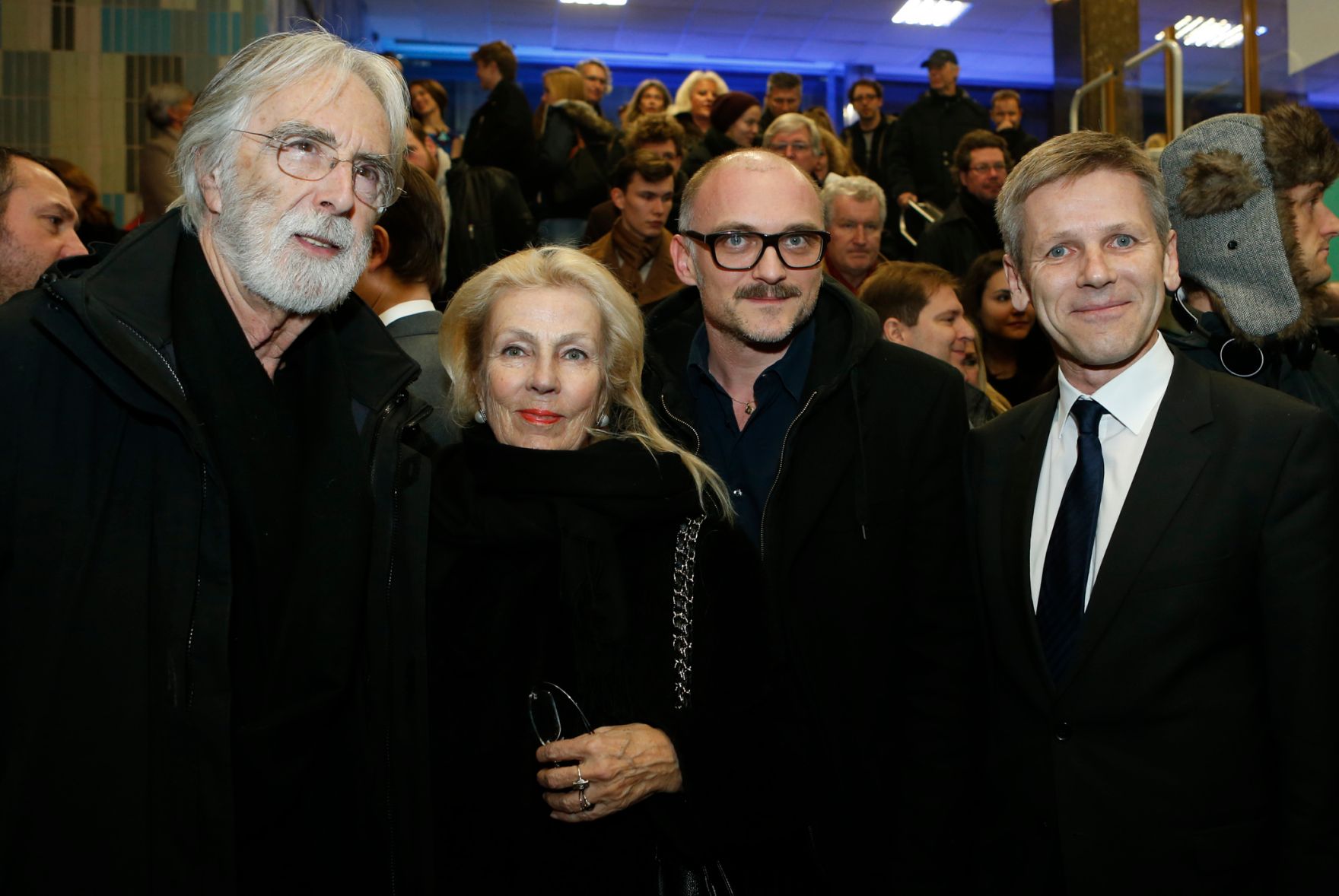 Am 11. Februar 2014 besuchte Kanzleramtsminister Josef Ostermayer (r.) die Filmpremiere von &bdquo;Das finstere Tal&ldquo; im Gartenbaukino. Im Bild (v.l.n.r.) mit Regisseur Michael Haneke, Ehefrau Susie Haneke und Schauspieler Markus Schleinzer.
