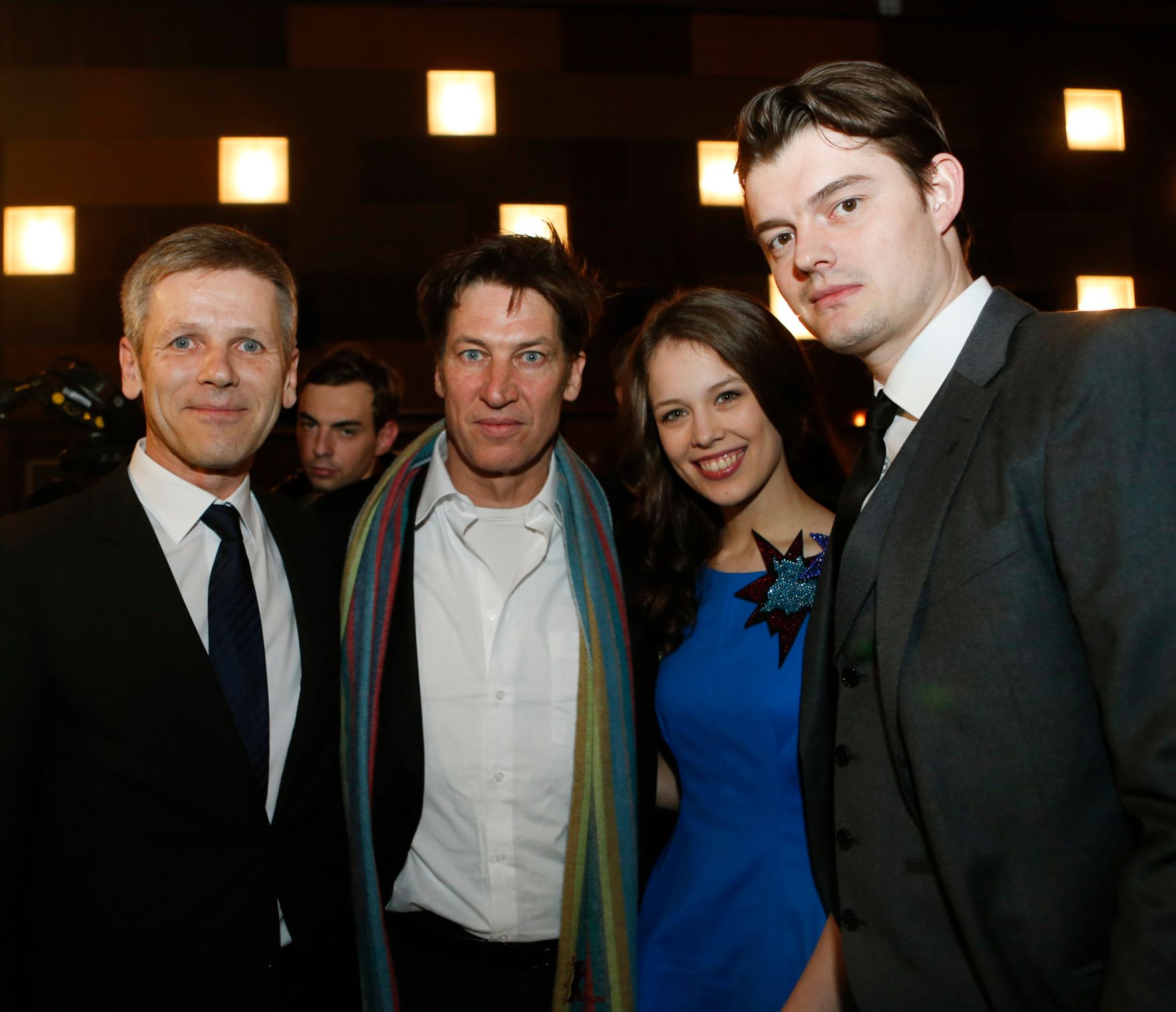 Am 11. Februar 2014 besuchte Kanzleramtsminister Josef Ostermayer (l.) die Filmpremiere von &bdquo;Das finstere Tal&ldquo; im Gartenbaukino. Im Bild (v.r.n.l.) mit den Schauspielern Sam Riley, Paula Beer und Tobias Moretti.