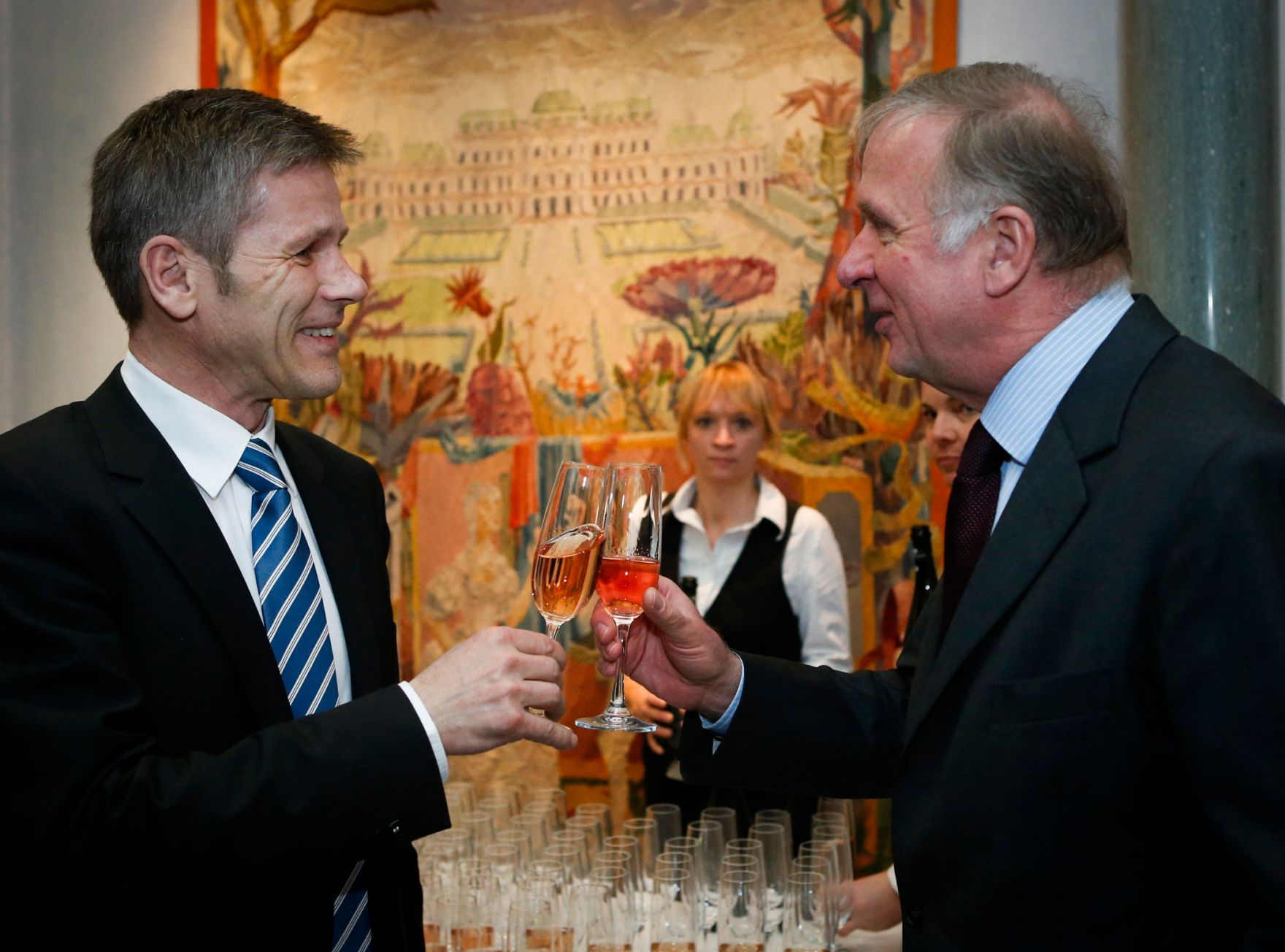 Kanzleramtsminister Josef Ostermayer (l.) am 13. Februar 2014 bei einem Empfang zu Ehren der &ouml;sterreichischen Filmemacher bei der Berlinale 2014 in der &Ouml;sterreichischen Botschaft in Berlin. Im Bild mit Botschafter Ralph Scheide (r.).