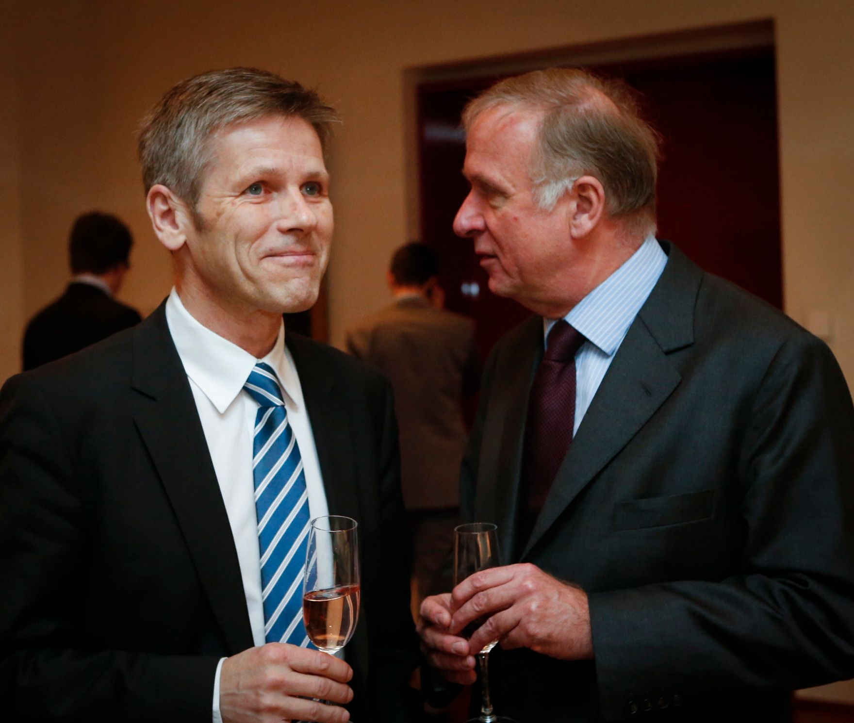 Kanzleramtsminister Josef Ostermayer (l.) am 13. Februar 2014 bei einem Empfang zu Ehren der &ouml;sterreichischen Filmemacher bei der Berlinale 2014 in der &Ouml;sterreichischen Botschaft in Berlin. Im Bild mit Botschafter Ralph Scheide (r.).