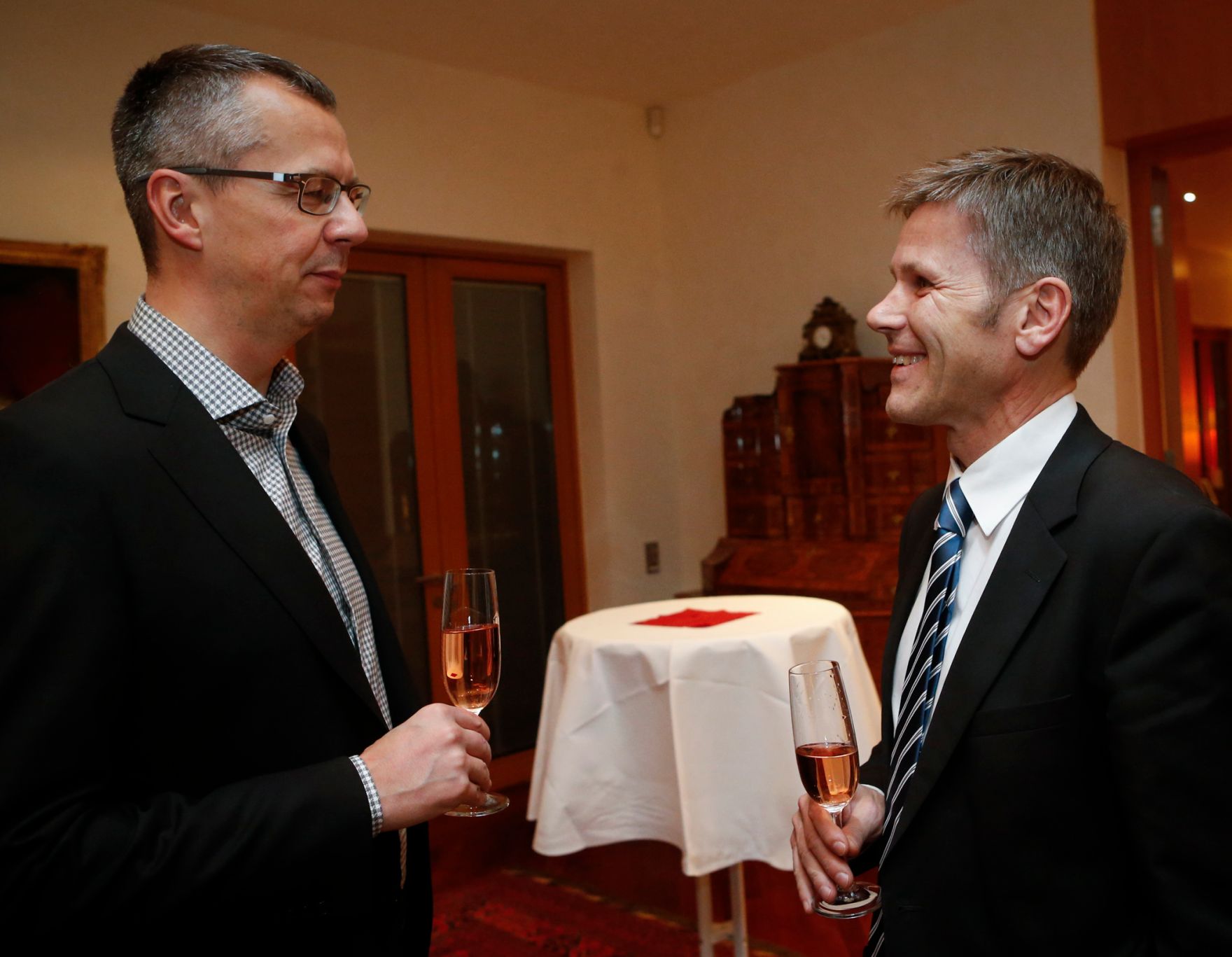 Kanzleramtsminister Josef Ostermayer (r.) am 13. Februar 2014 bei einem Empfang zu Ehren der &ouml;sterreichischen Filmemacher bei der Berlinale 2014 in der &Ouml;sterreichischen Botschaft in Berlin. Im Bild mit Andreas Thim (l.) von Thimfilm.