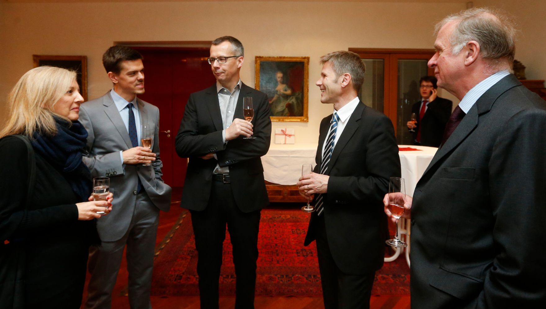 Kanzleramtsminister Josef Ostermayer am 13. Februar 2014 bei einem Empfang zu Ehren der &ouml;sterreichischen Filmemacher bei der Berlinale 2014 in der &Ouml;sterreichischen Botschaft in Berlin. Im Bild (v.l.n.r.) Christine Dollhopher (Crossing Europe), Pressesprecher Matthias Euler-Rolle, Andreas Thim, Kanzleramtsminister Josef Ostermayer und Botschafter Ralph Scheide.