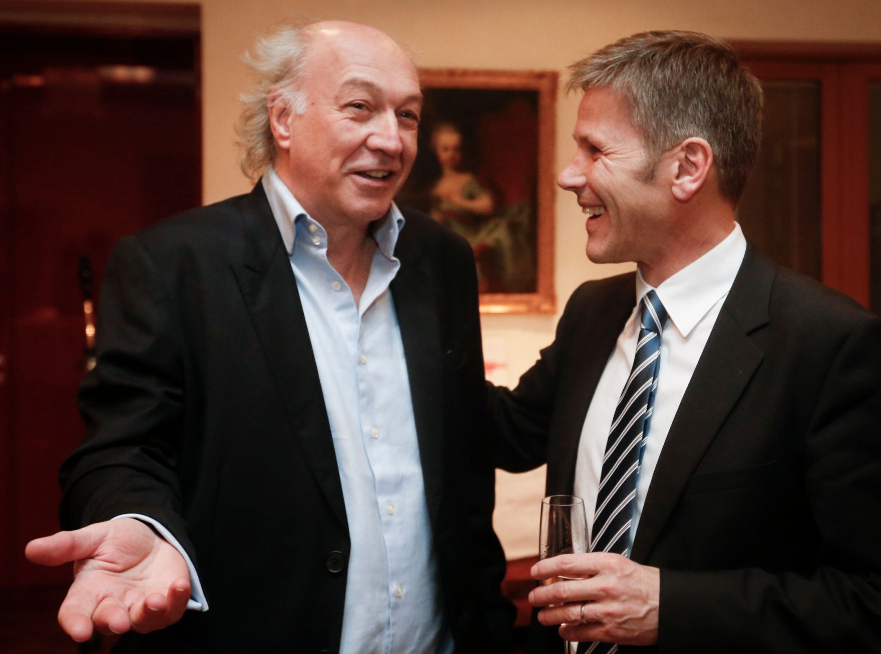 Kanzleramtsminister Josef Ostermayer (r.) am 13. Februar 2014 bei einem Empfang zu Ehren der &Ouml;sterreichischen Filmemacher bei der Berlinale 2014 in der &Ouml;sterreichischen Botschaft in Berlin. im Bild mit Martin Schweighofer (AFC).