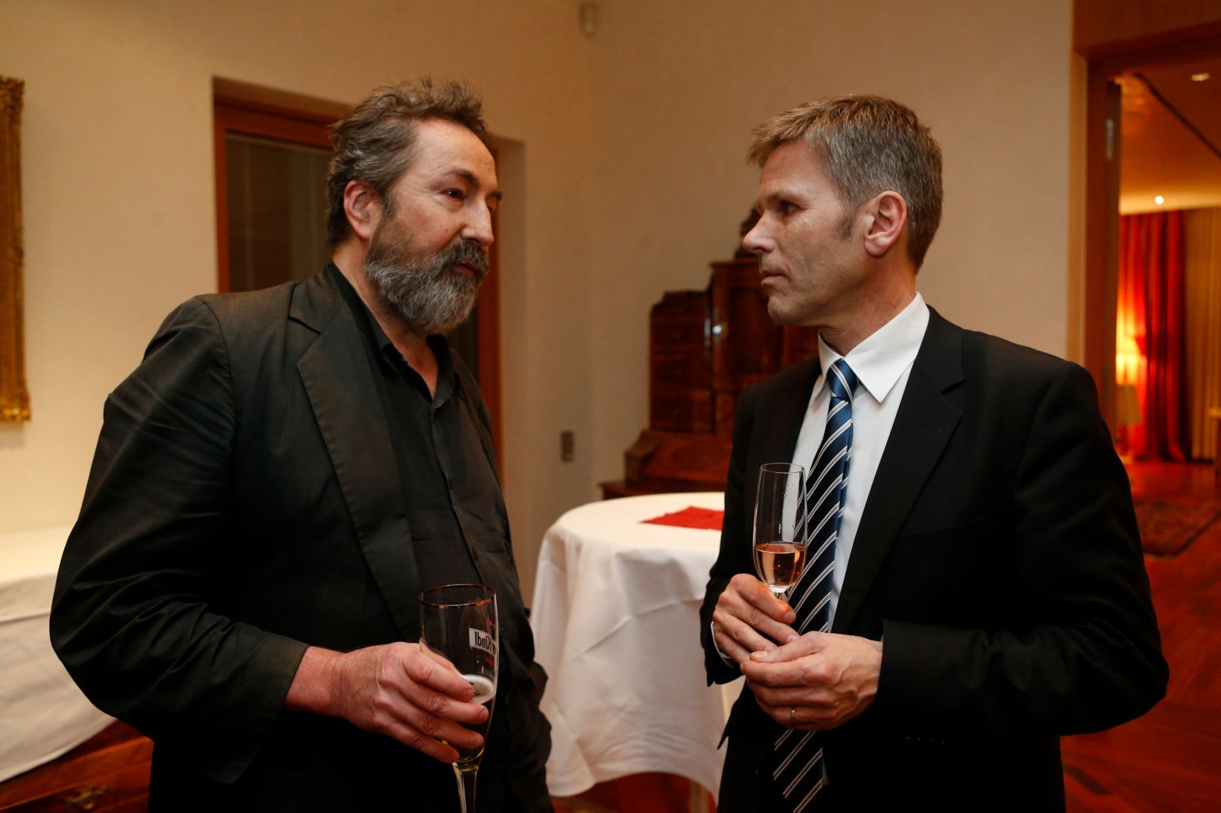 Kanzleramtsminister Josef Ostermayer (r.) am 13. Februar 2014 bei einem Empfang zu Ehren der &ouml;sterreichischen Filmemacher bei der Berlinale 2014 in der &Ouml;sterreichischen Botschaft in Berlin. Im Bild mit Viennale-Direktor Hans Hurch (l.).