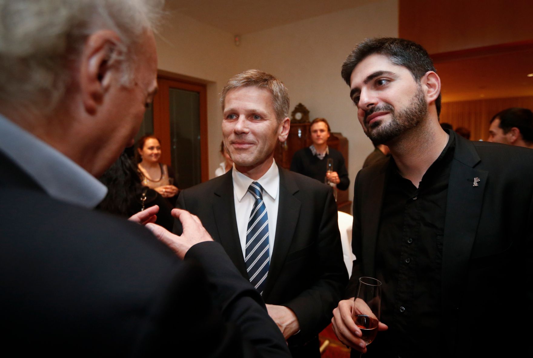 Kanzleramtsminister Josef Ostermayer (l.) am 13. Februar 2014 bei einem Empfang zu Ehren der &ouml;sterreichischen Filmemacher bei der Berlinale 2014 in der &Ouml;sterreichischen Botschaft in Berlin. Im Bild mit Umut Dag (Regiesseur).