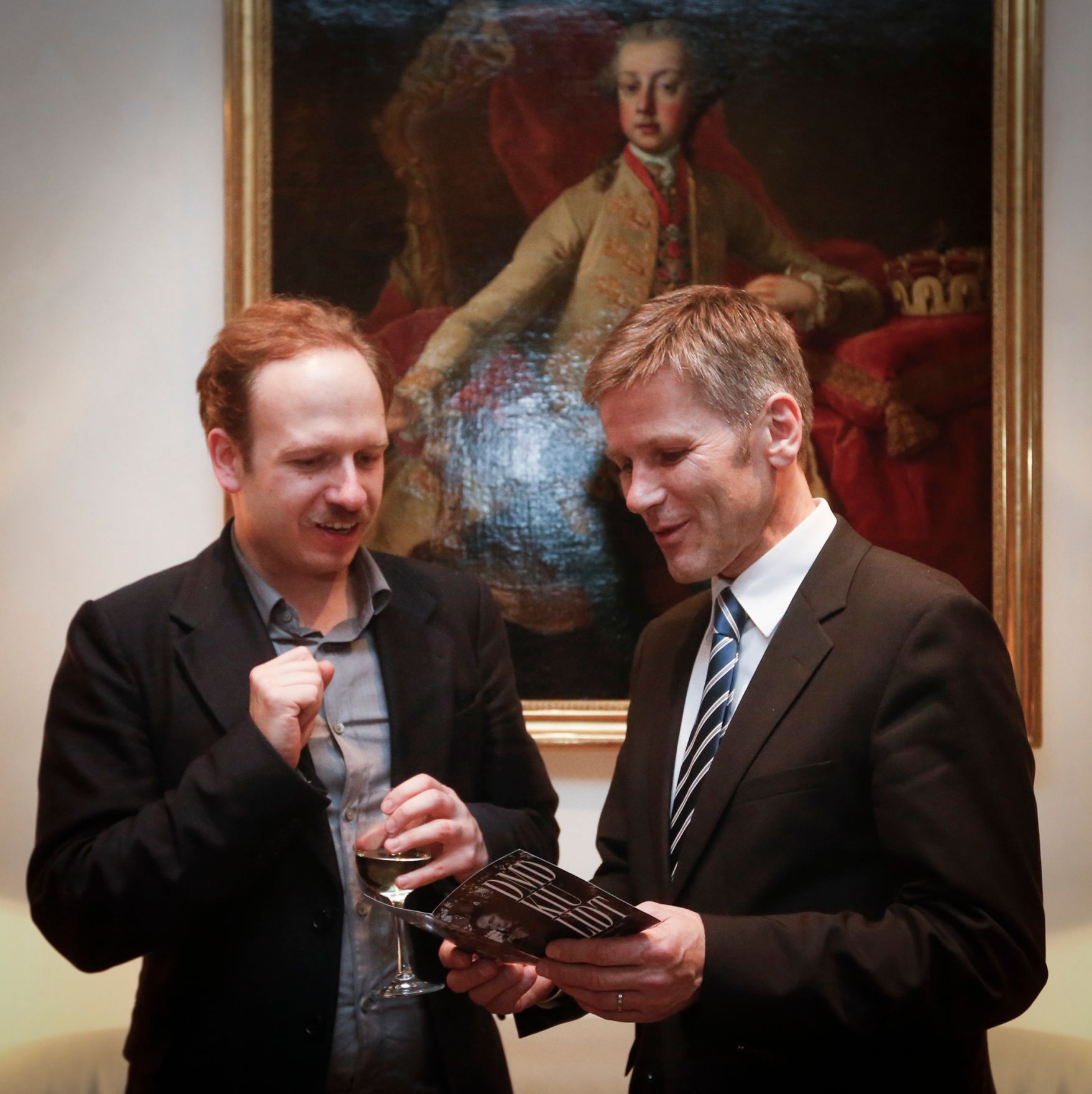 Kanzleramtsminister Josef Ostermayer (r.) am 13. Februar 2014 bei einem Empfang zu Ehren der &ouml;sterreichischen Filmemacher bei der Berlinale 2014 in der &Ouml;sterreichischen Botschaft in Berlin. Im Bild mit Georg Thiller (l.).