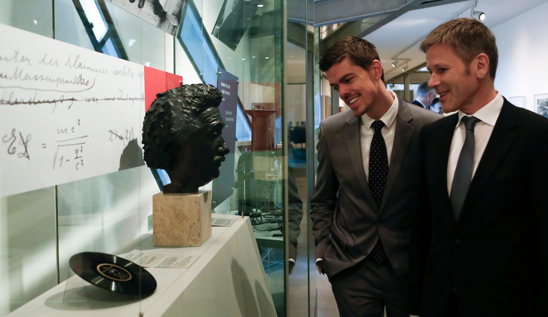 Kanzleramtsminister Josef Ostermayer (r.) am 14. Februar 2014 bei einem Besuch des j&uuml;dischen Museums in Berlin.