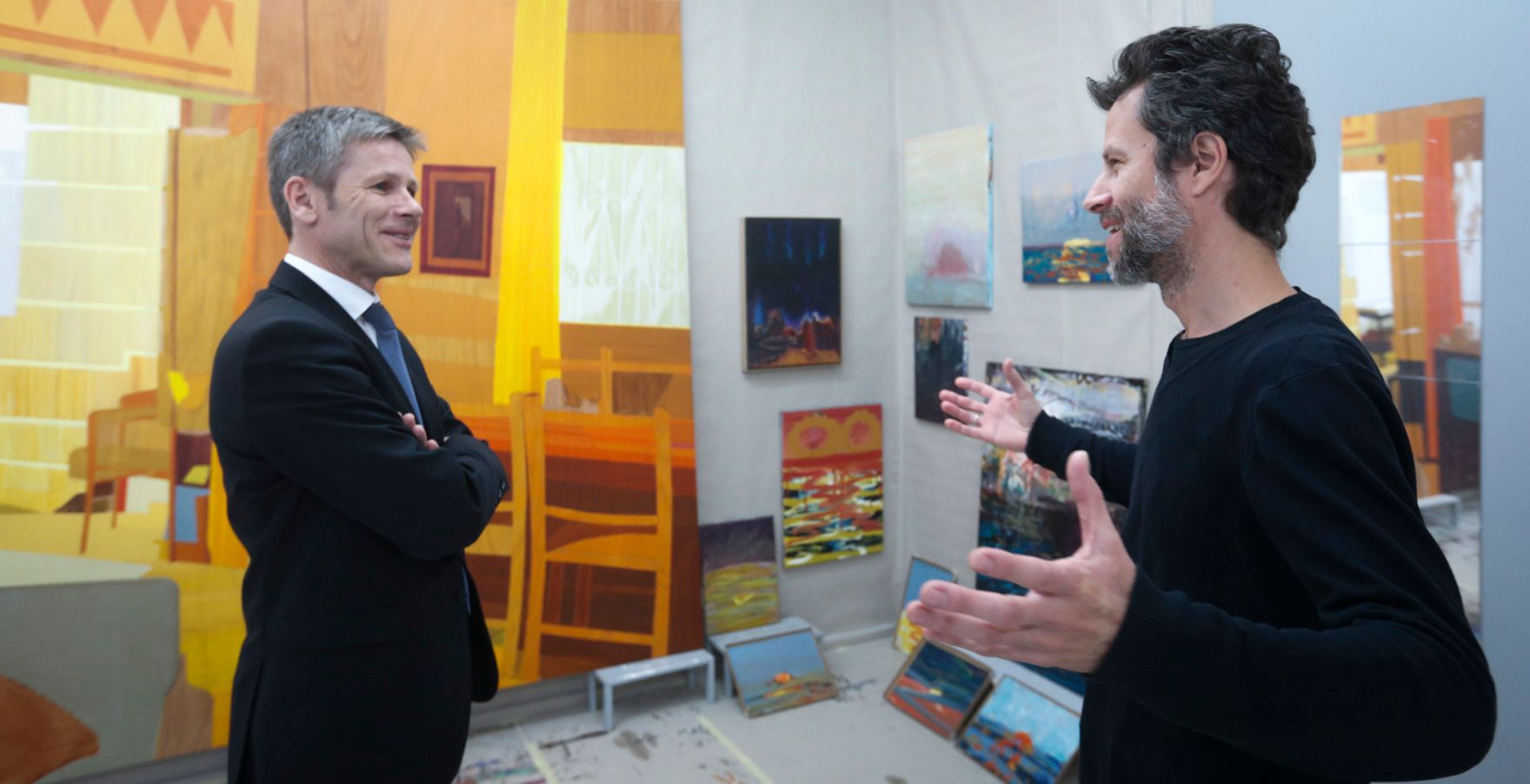 Kanzleramtsminister Josef Ostermayer (l.) am 14. Februar 2014 zu Besuch im K&uuml;nstlerhaus Bethanien in Berlin.