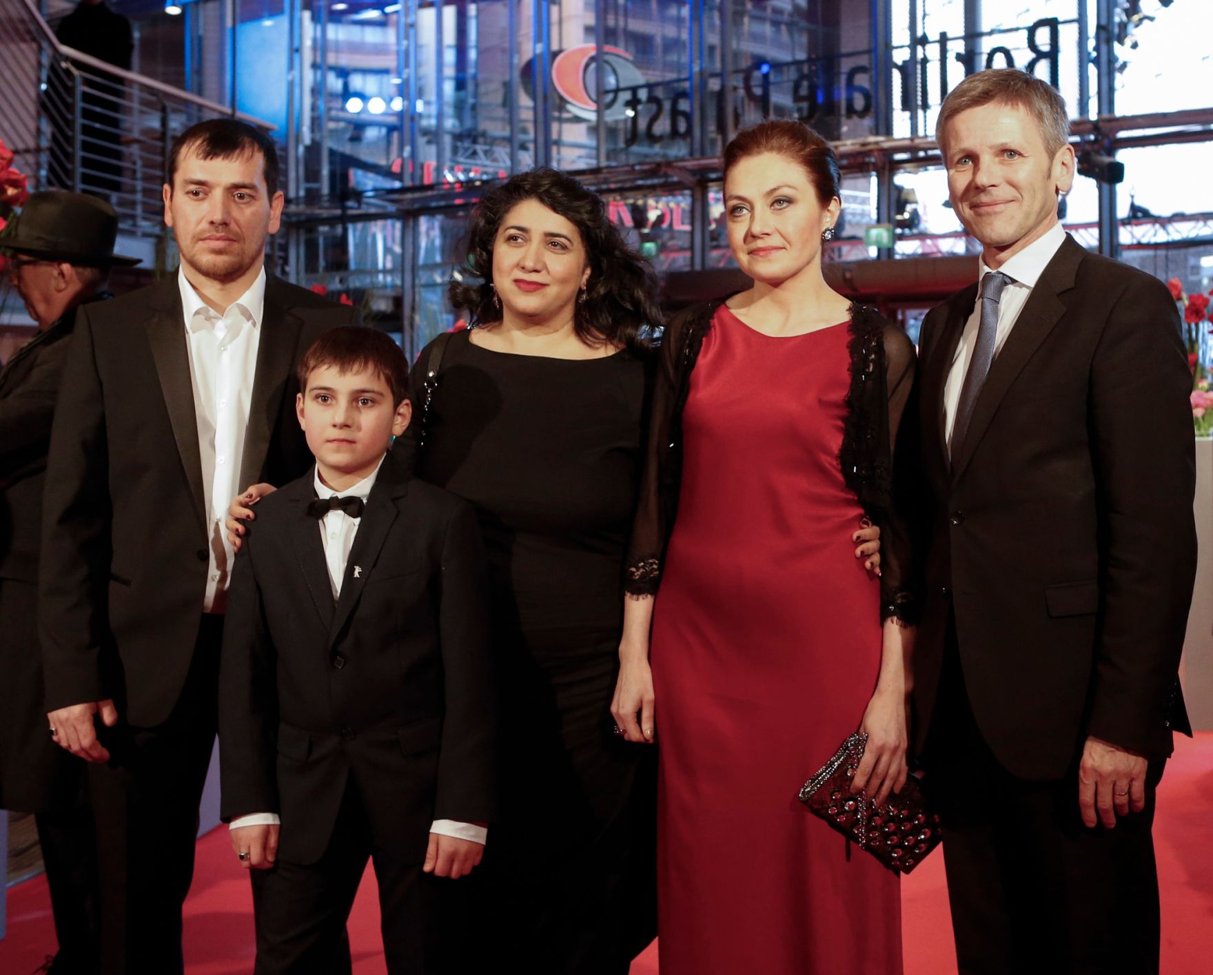 Bundesminister Josef Ostermayer bei der Premiere des &ouml;sterreichischen Wettbewerbbeitrages &bdquo;Macondo&ldquo; im Berlinale Filmpalast am 14. Februar 2014. Im Bild Aslan Elbiev, Ramasan Minkailov, Sudabeh Mortezai, Kheda Gazieva und Josef Ostermayer (v.l.n.r.).