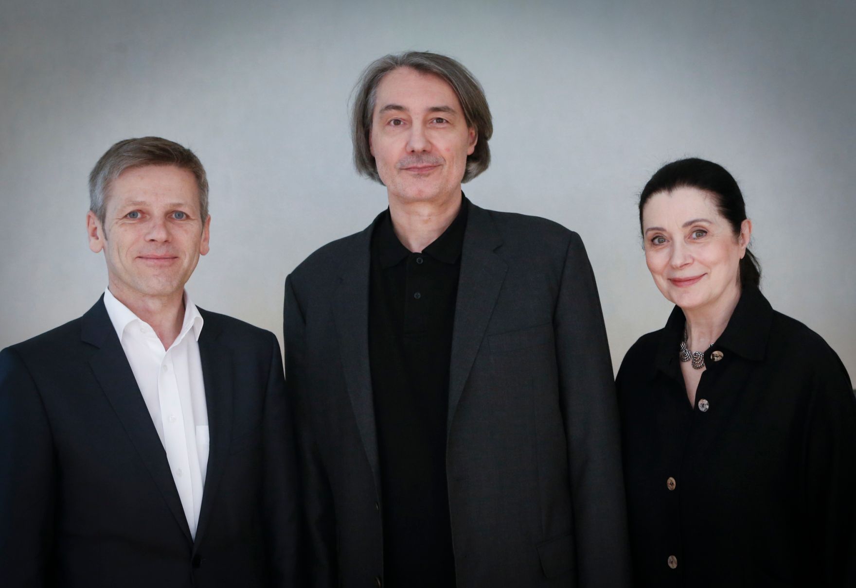 Kanzleramtsminister Josef Ostermayer (l.) am 15. Februar 2014 zu Besuch bei den K&uuml;nstlern Hanns Kunitzberger (m.) und Walter Vopova in ihren Ateliers in Berlin.