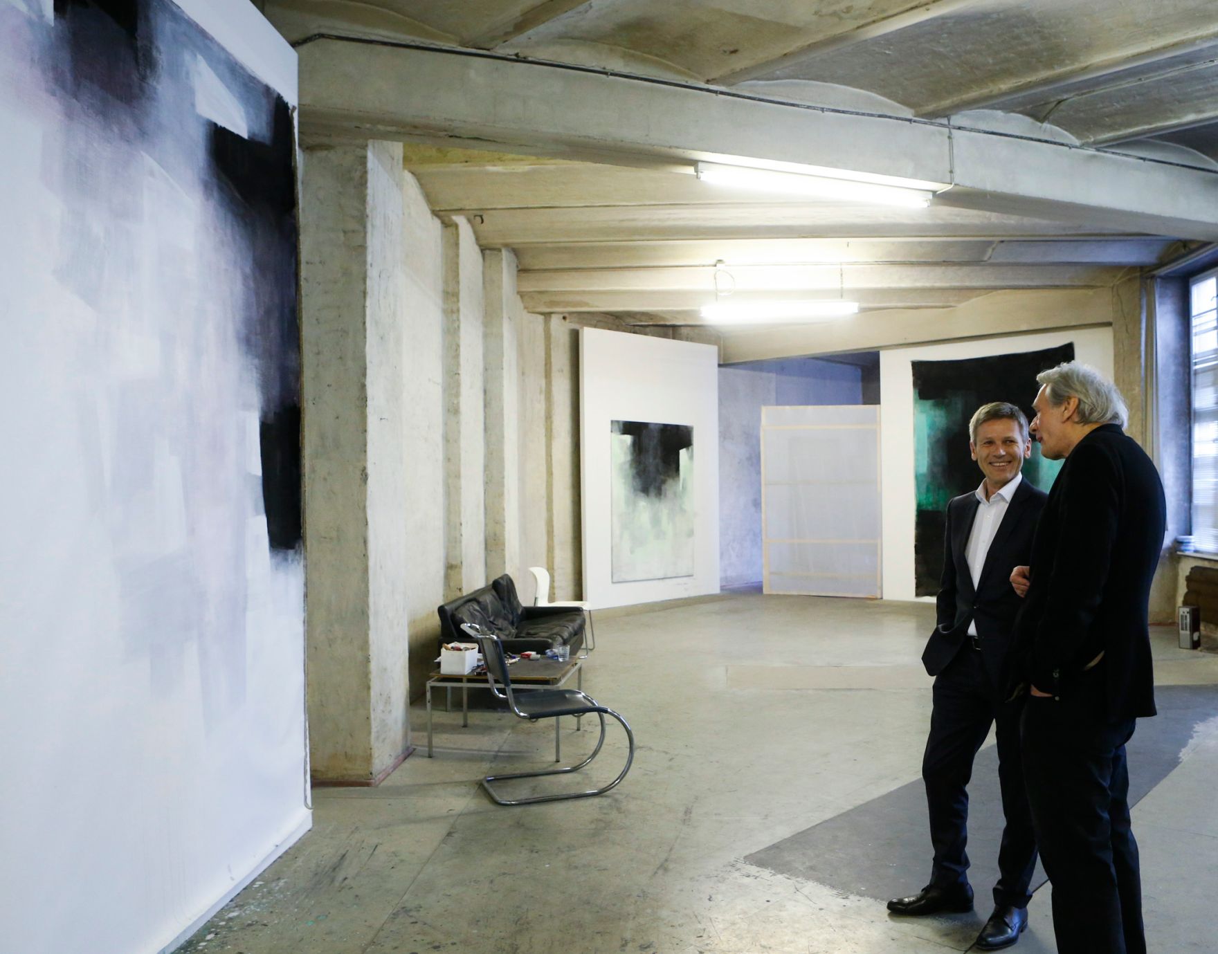 Kanzleramtsminister Josef Ostermayer am 15. Februar 2014 zu Besuch bei den K&uuml;nstlern Hanns Kunitzberger und Walter Vopova (im Bild) in ihren Ateliers in Berlin.