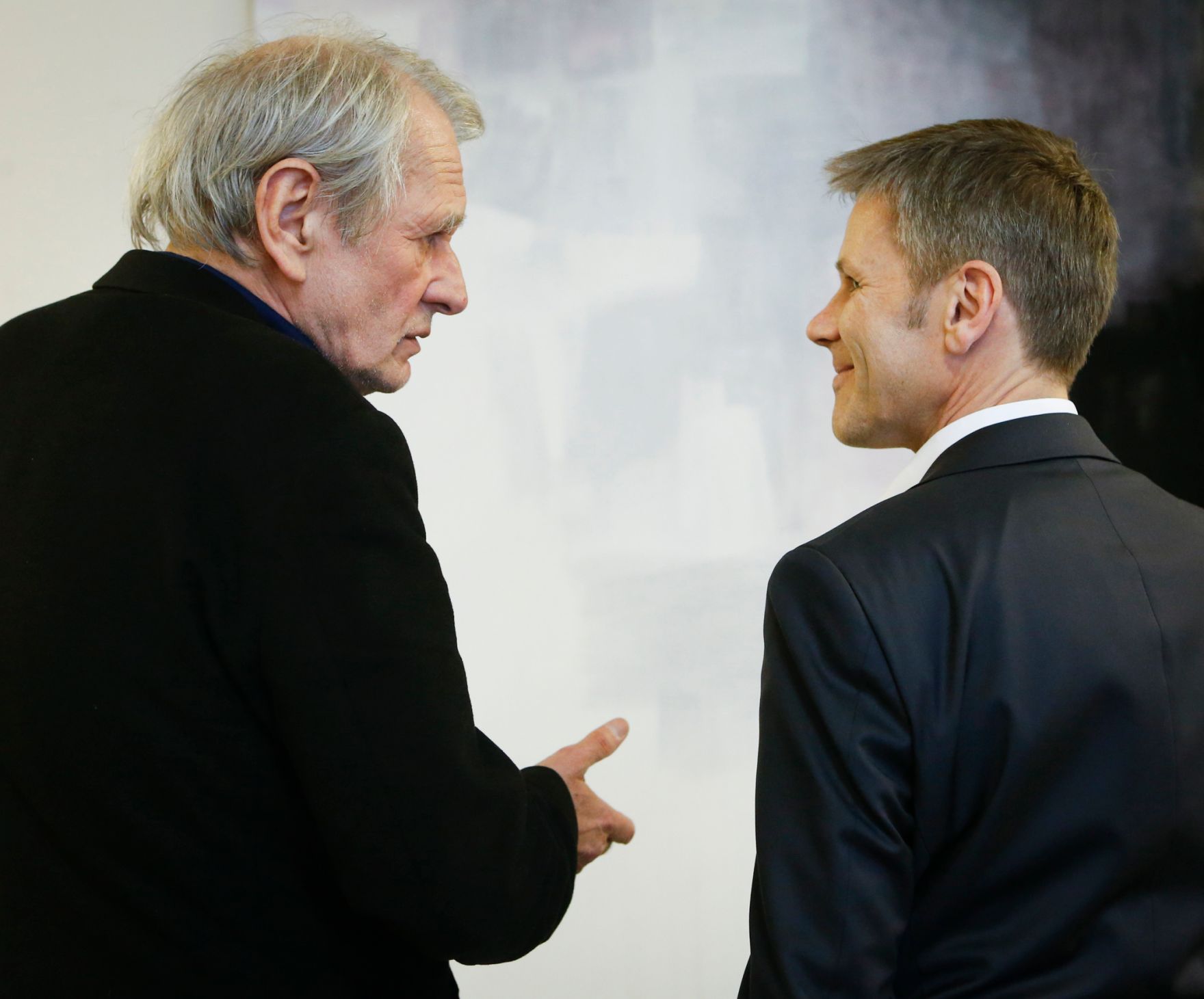 Kanzleramtsminister Josef Ostermayer (r.) am 15. Februar 2014 zu Besuch bei den K&uuml;nstlern Hanns Kunitzberger und Walter Vopova (l.) in ihren Ateliers in Berlin.