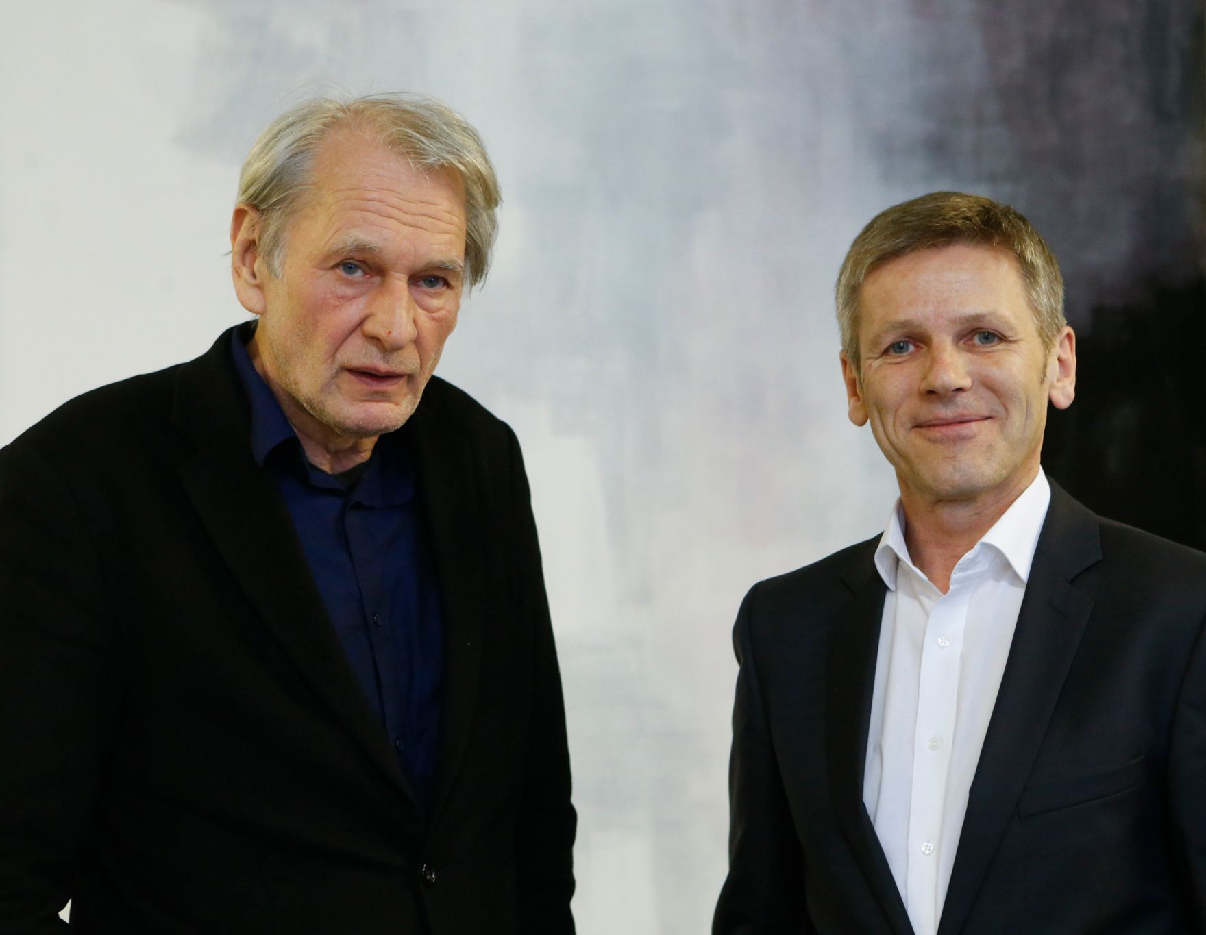 Kanzleramtsminister Josef Ostermayer (r.) am 15. Februar 2014 zu Besuch bei den K&uuml;nstlern Hanns Kunitzberger und Walter Vopova (l.) in ihren Ateliers in Berlin.