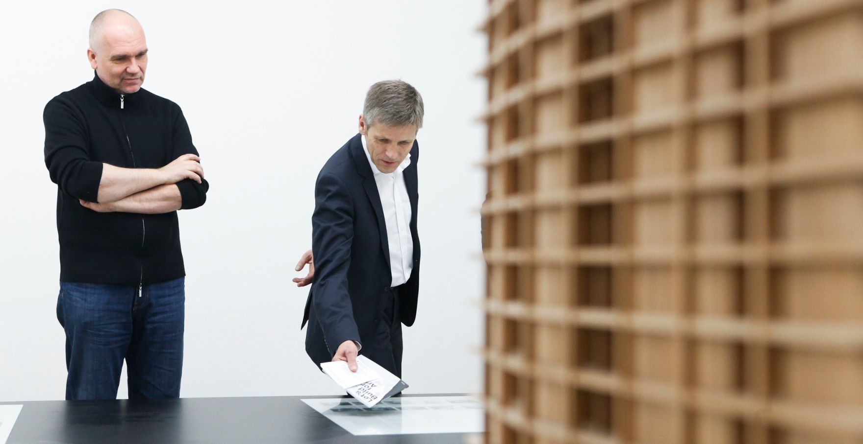 Kanzleramtsminister Josef Ostermayer (r.) am 15. Februar 2014 zu Besuch im Architekturforum Aedes in Berlin.