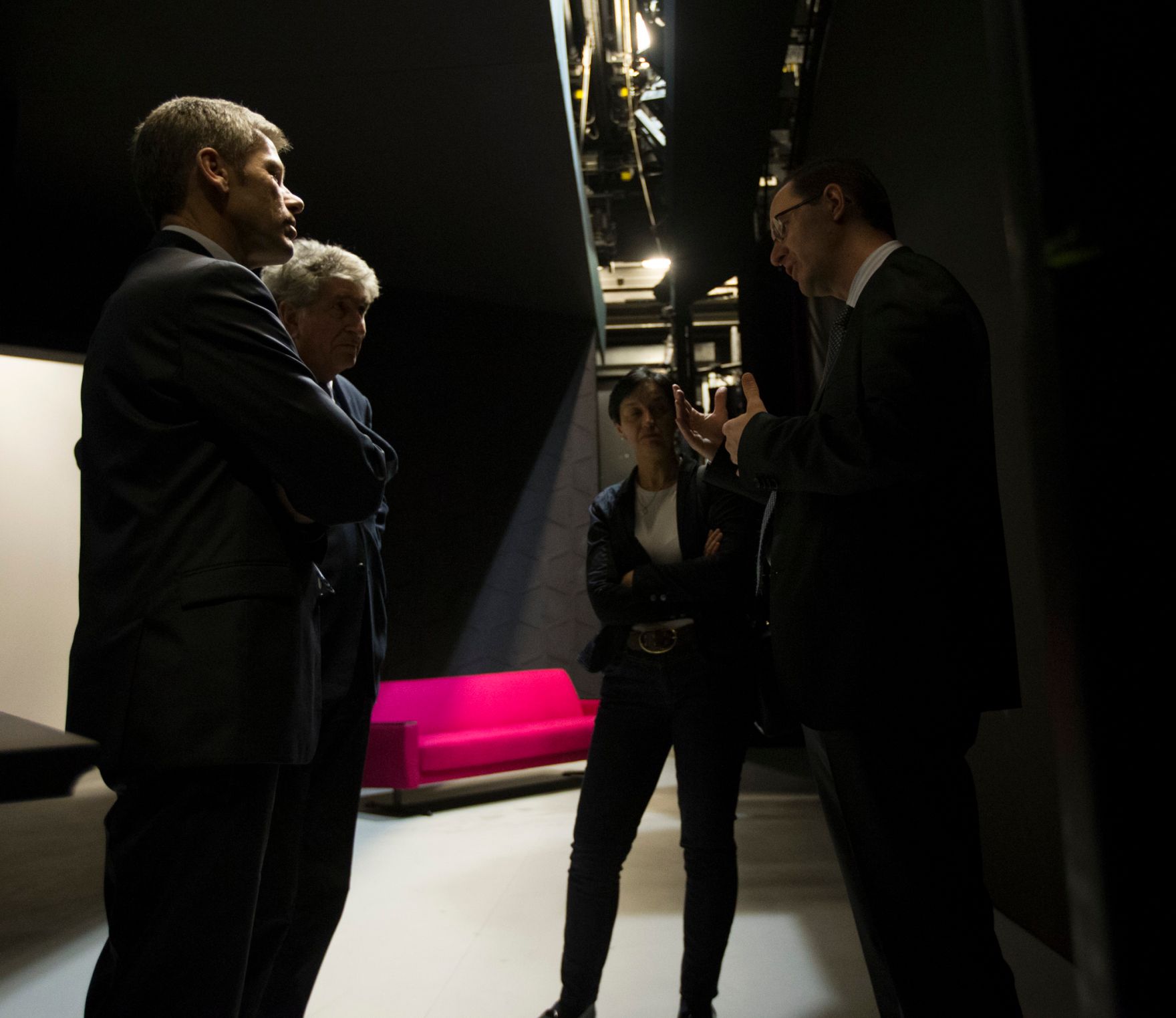 Am 20. Februar 2014 besuchte Kanzleramtsminister Josef Ostermayer (l.) die Premiere des St&uuml;cks KUNST von Yasmina Reza in den Kammerspielen in Wien. Im Bild bei einer B&uuml;hnen Backstagef&uuml;hrung.