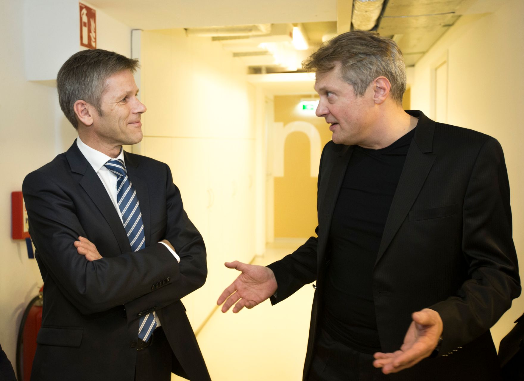 Am 20. Februar 2014 besuchte Kanzleramtsminister Josef Ostermayer (l.) die Premiere des St&uuml;cks KUNST von Yasmina Reza in den Kammerspielen in Wien. Im Bild mit dem Direktor des Theaters an der Josefstadt Herbert F&ouml;ttinger (r.).
