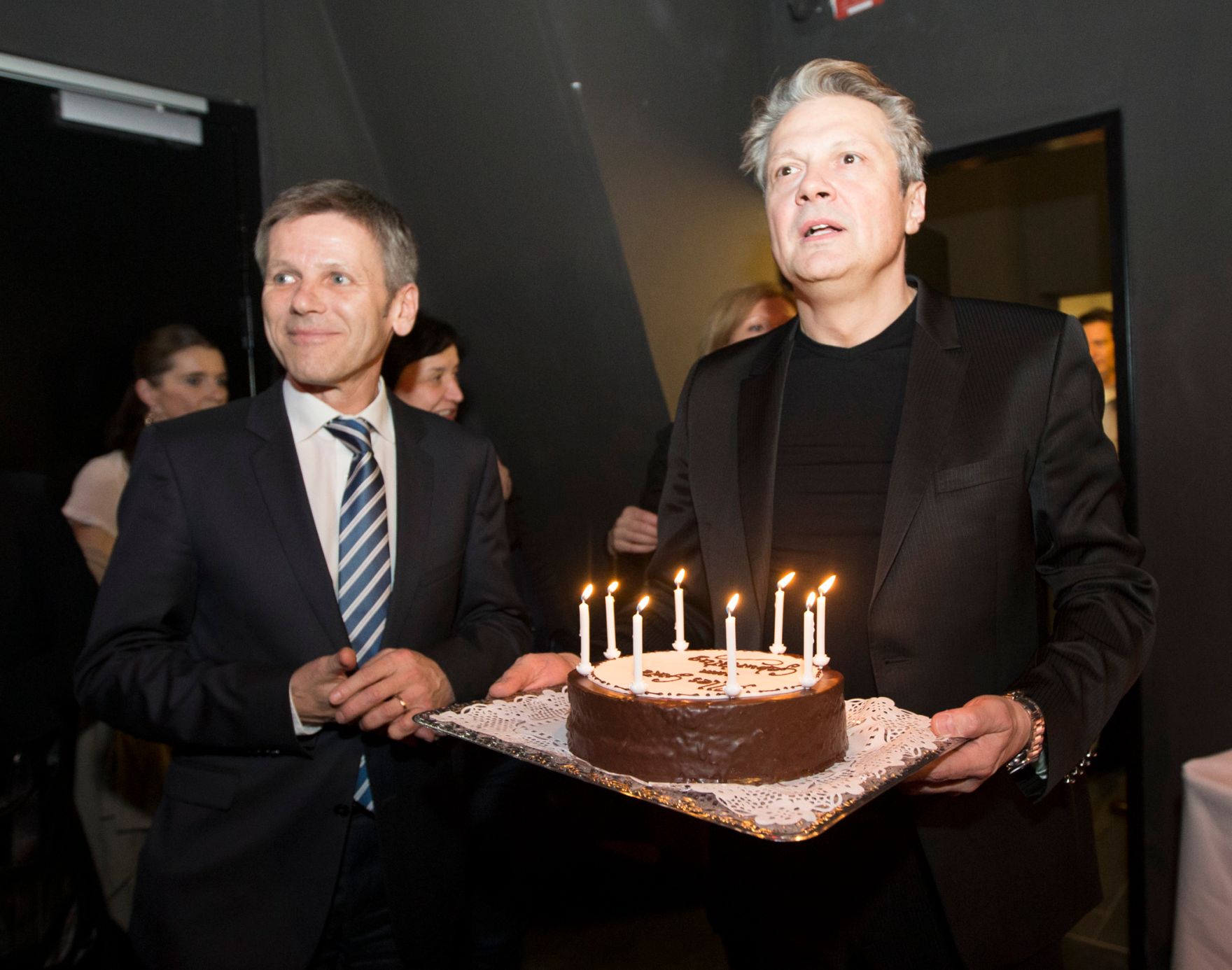 Am 20. Februar 2014 besuchte Kanzleramtsminister Josef Ostermayer (l.) die Premiere des St&uuml;cks KUNST von Yasmina Reza in den Kammerspielen in Wien. Im Bild mit dem Direktor des Theaters an der Josefstadt Herbert F&ouml;ttinger (r.).