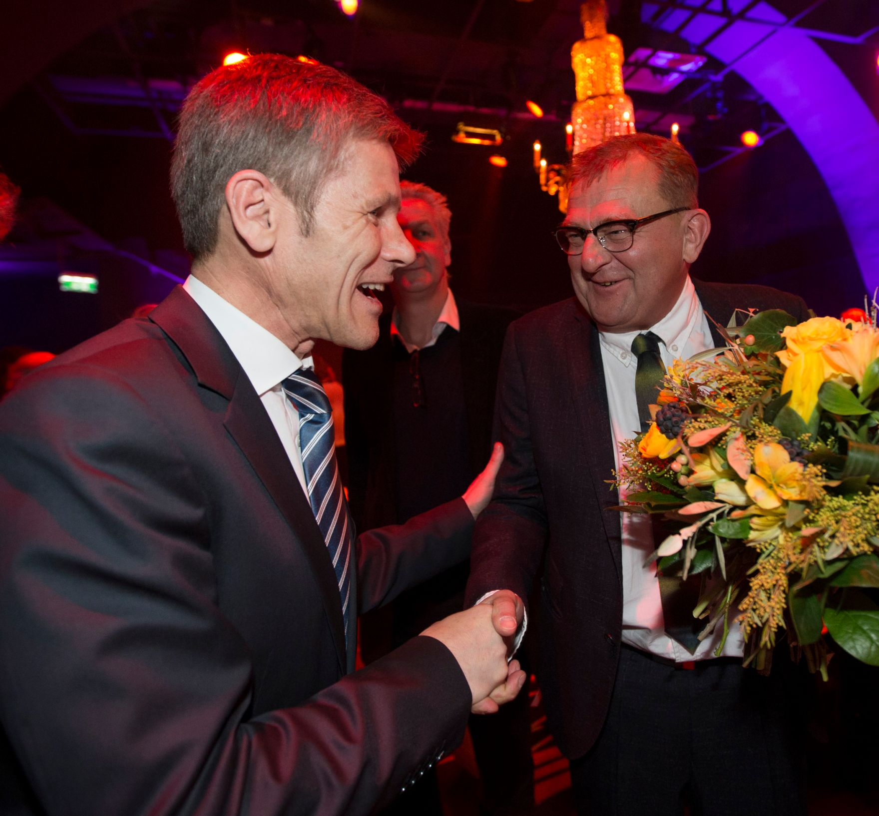 Am 20. Februar 2014 besuchte der Kanzleramtsminister die Premiere des St&uuml;cks KUNST von Yasmina Reza in den Kammerspielen in Wien. Im Bild: Kanzleramtsminister Josef Ostermayer (l.) gratuliert dem Schauspieler Martin Zauner (r.) zu seinem Geburtstag.