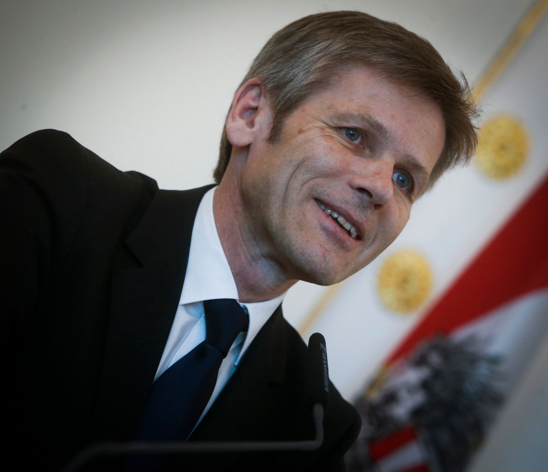 Am 20. M&auml;rz 2014 &uuml;berreichte Kanzleramtsminister Josef Ostermayer (im Bild) das Goldene Verdienstzeichen der Republik &Ouml;sterreich an die Journalistin Cathrine Baguenault de Puchesse sowie das Gro&szlig;e Ehrenzeichen f&uuml;r Verdienste um die Republik &Ouml;sterreich an die Journalistin Susanne Glass.