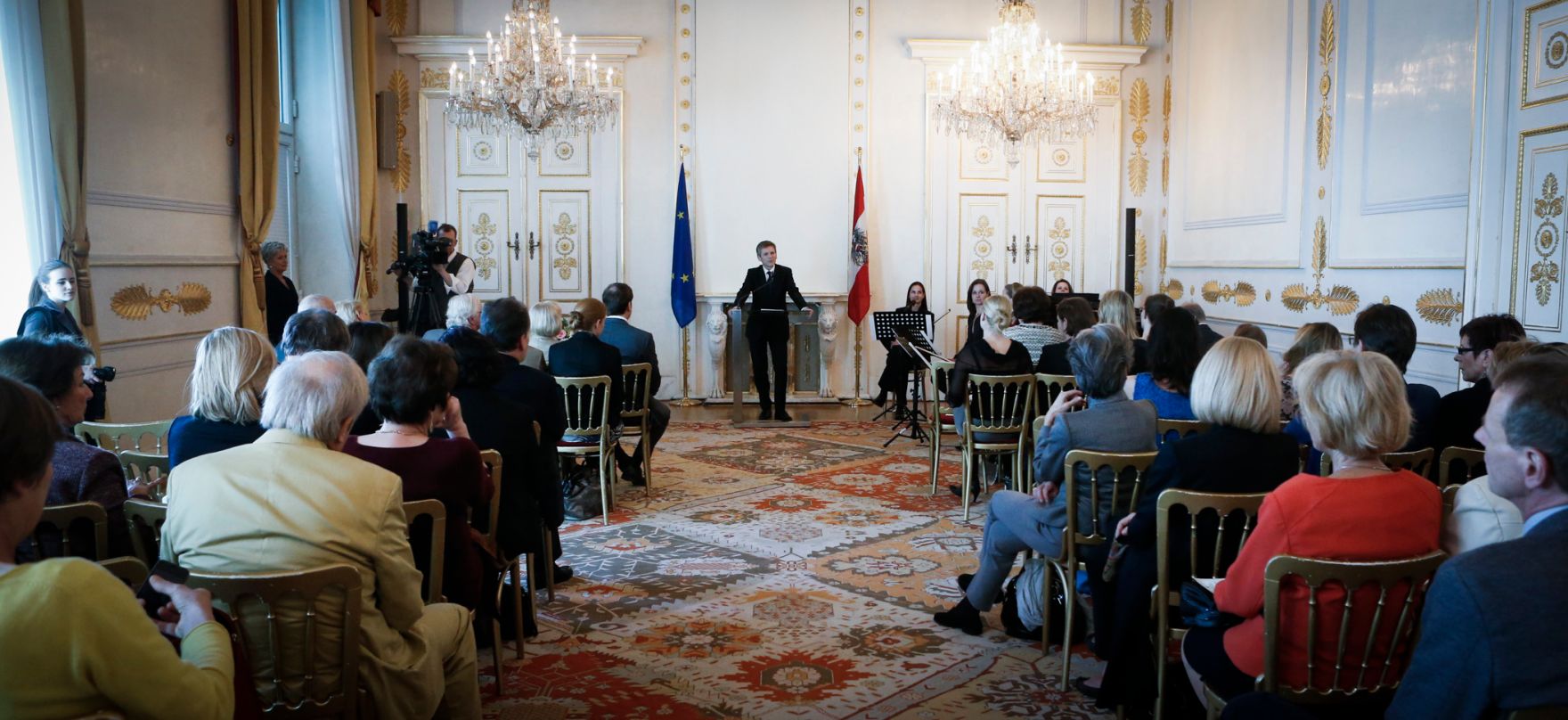 Am 20. M&auml;rz 2014 &uuml;berreichte Kanzleramtsminister Josef Ostermayer das Goldene Verdienstzeichen der Republik &Ouml;sterreich an die Journalistin Cathrine Baguenault de Puchesse sowie das Gro&szlig;e Ehrenzeichen f&uuml;r Verdienste um die Republik &Ouml;sterreich an die Journalistin Susanne Glass.