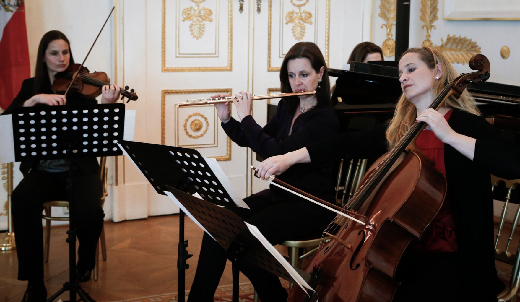 Am 20. M&auml;rz 2014 &uuml;berreichte Kanzleramtsminister Josef Ostermayer das Goldene Verdienstzeichen der Republik &Ouml;sterreich an die Journalistin Cathrine Baguenault de Puchesse sowie das Gro&szlig;e Ehrenzeichen f&uuml;r Verdienste um die Republik &Ouml;sterreich an die Journalistin Susanne Glass.
