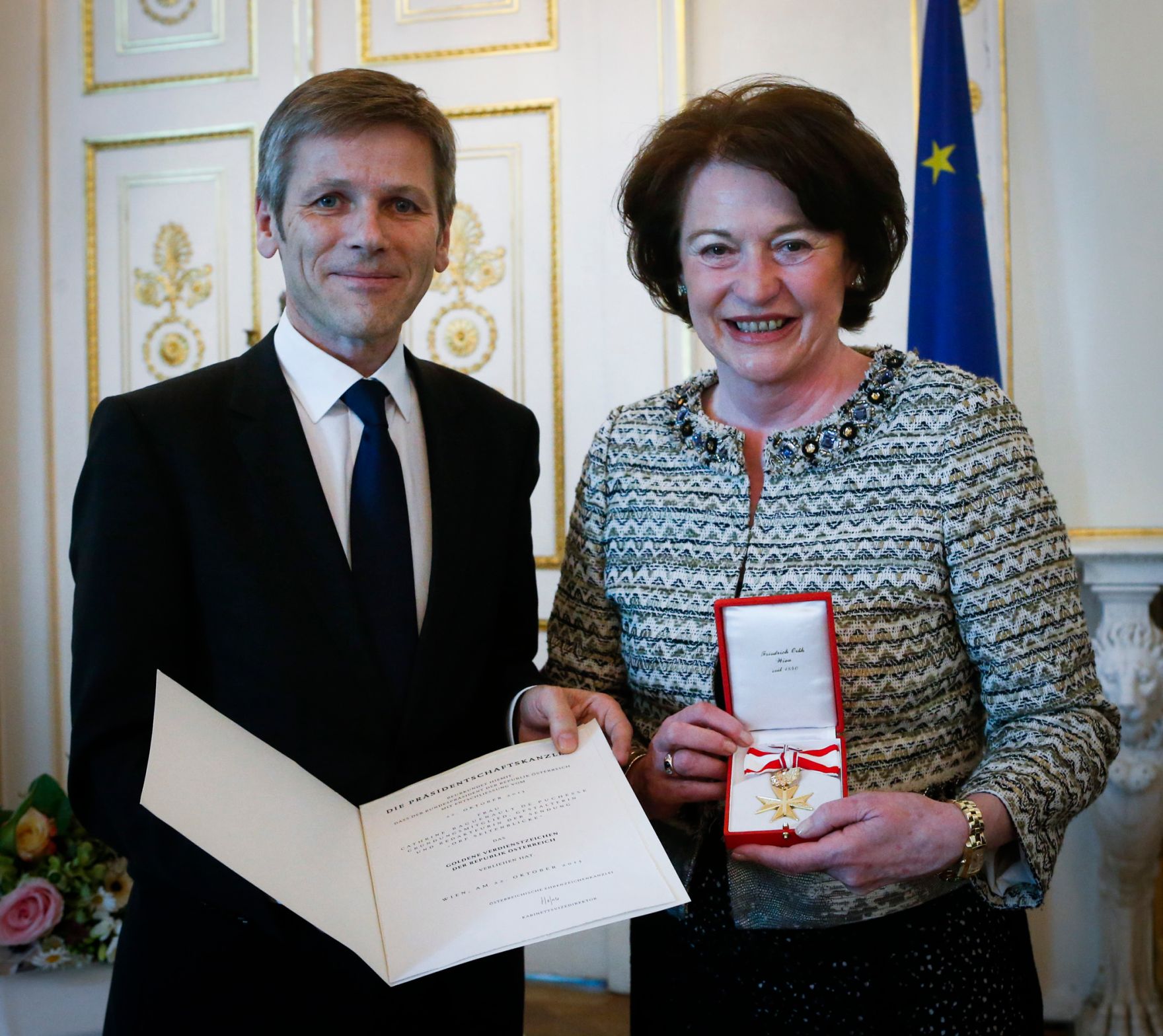 Am 20. M&auml;rz 2014 &uuml;berreichte Kanzleramtsminister Josef Ostermayer (l.) das Goldene Verdienstzeichen der Republik &Ouml;sterreich an die Journalistin Cathrine Baguenault de Puchesse (r.) sowie das Gro&szlig;e Ehrenzeichen f&uuml;r Verdienste um die Republik &Ouml;sterreich an die Journalistin Susanne Glass.
