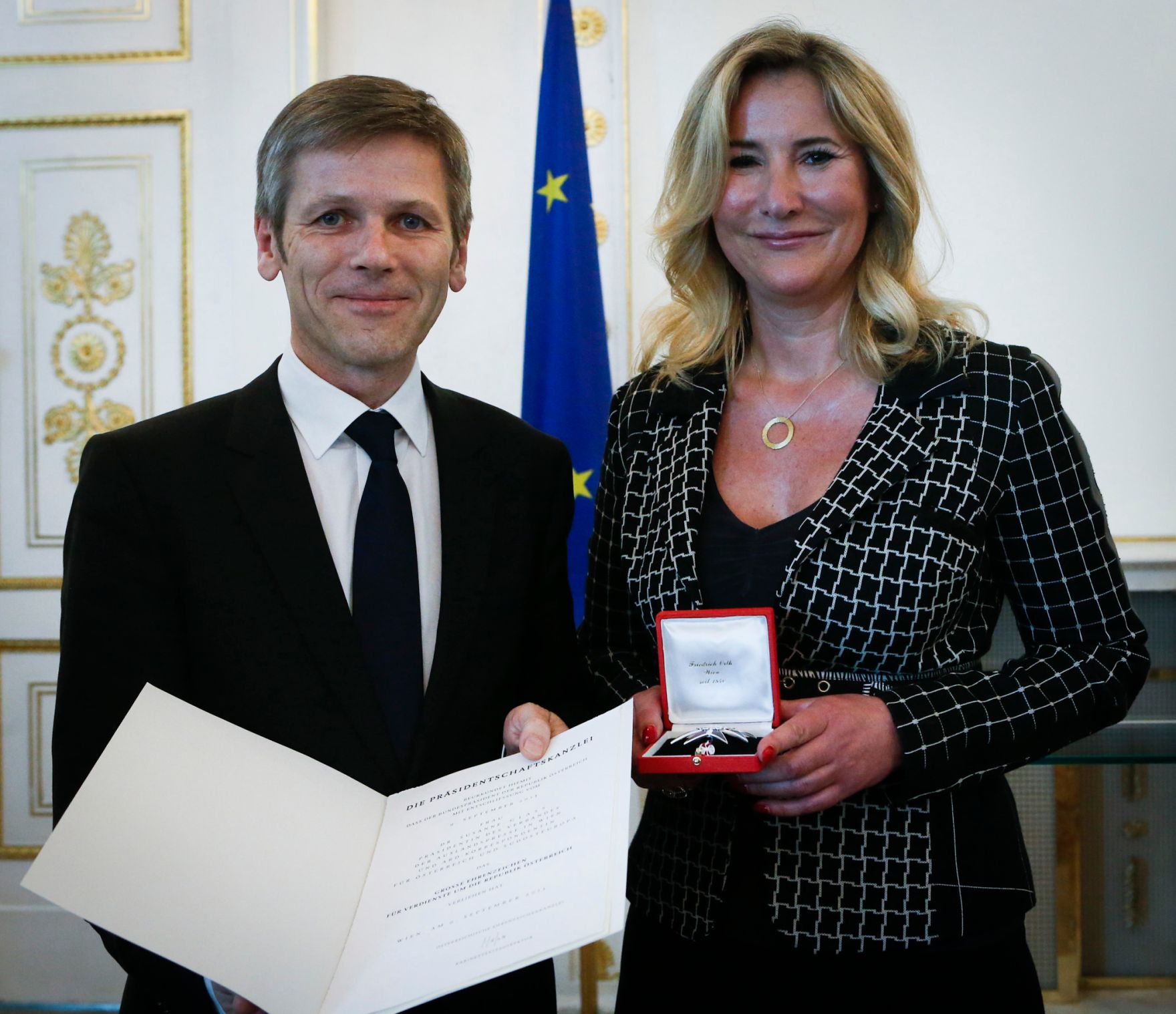 Am 20. M&auml;rz 2014 &uuml;berreichte Kanzleramtsminister Josef Ostermayer (l.) das Goldene Verdienstzeichen der Republik &Ouml;sterreich an die Journalistin Cathrine Baguenault de Puchesse sowie das Gro&szlig;e Ehrenzeichen f&uuml;r Verdienste um die Republik &Ouml;sterreich an die Journalistin Susanne Glass (r.).