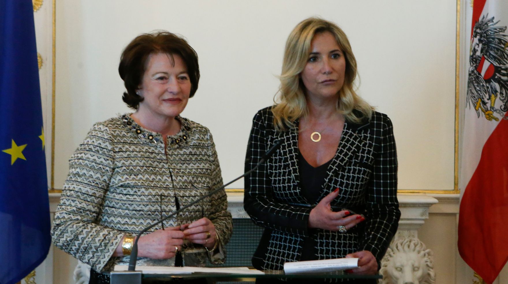 Am 20. M&auml;rz 2014 &uuml;berreichte Kanzleramtsminister Josef Ostermayer das Goldene Verdienstzeichen der Republik &Ouml;sterreich an die Journalistin Cathrine Baguenault de Puchesse (l.) sowie das Gro&szlig;e Ehrenzeichen f&uuml;r Verdienste um die Republik &Ouml;sterreich an die Journalistin Susanne Glass (r.).