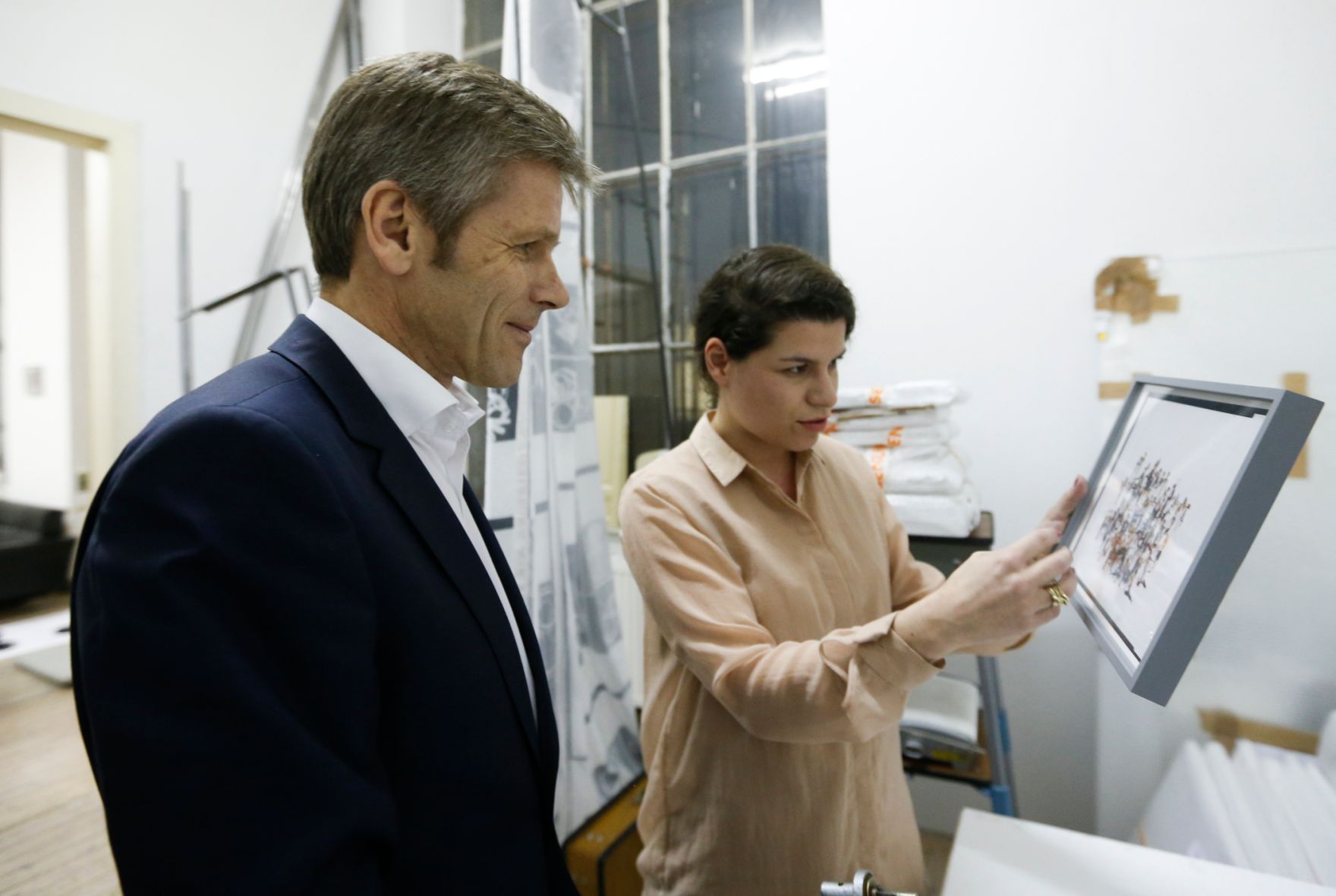 Am 25. M&auml;rz 2014 besuchte Kanzleramtsminister Josef Ostermayer (l.) das Bundesatelier Westbahnstra&szlig;e. Im Bild mit der K&uuml;nstlerin Anja Manfredi (r.).