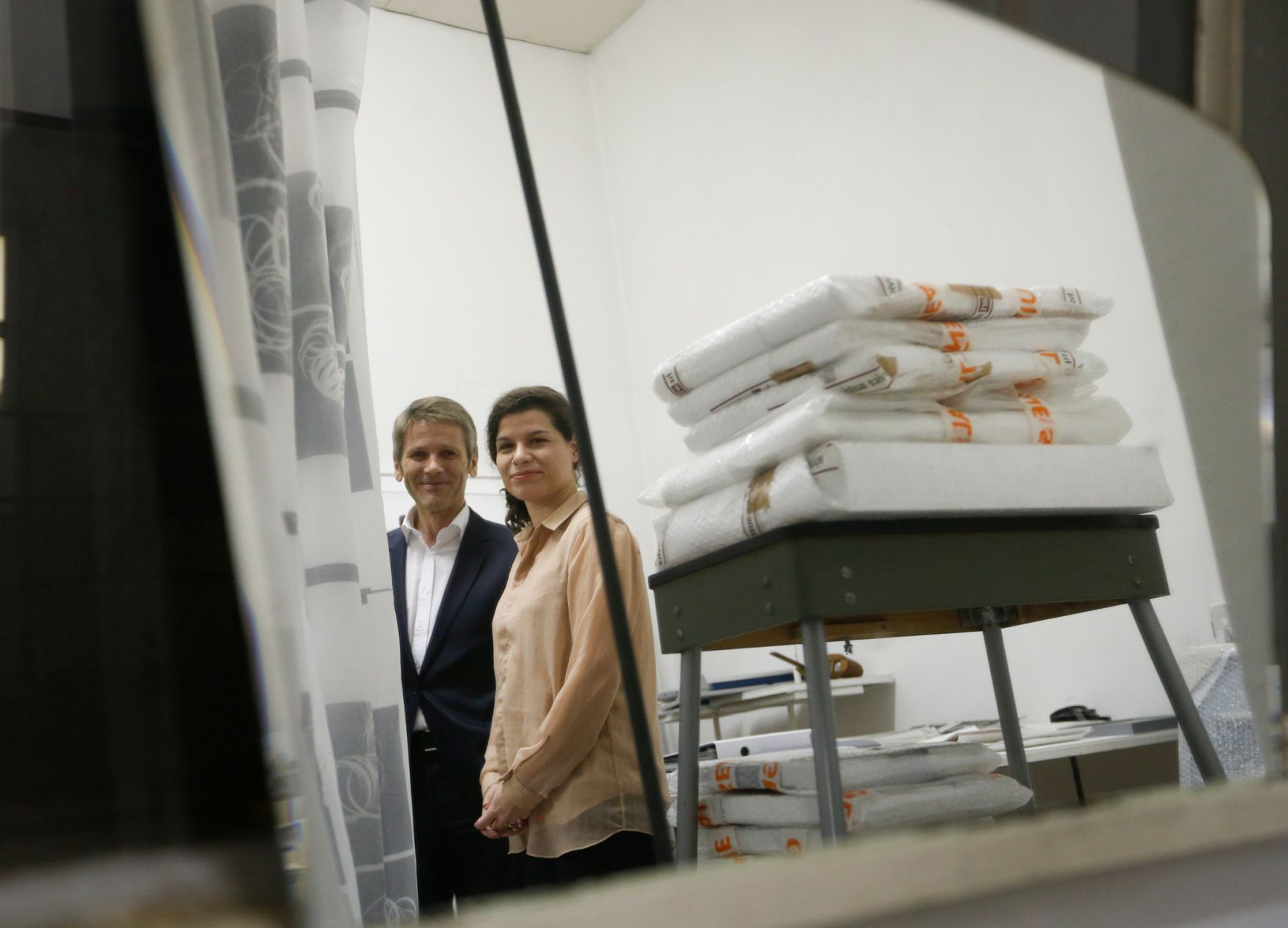 Am 25. M&auml;rz 2014 besuchte Kanzleramtsminister Josef Ostermayer (l.) das Bundesatelier Westbahnstra&szlig;e. Im Bild mit der K&uuml;nstlerin Anja Manfredi (r.).
