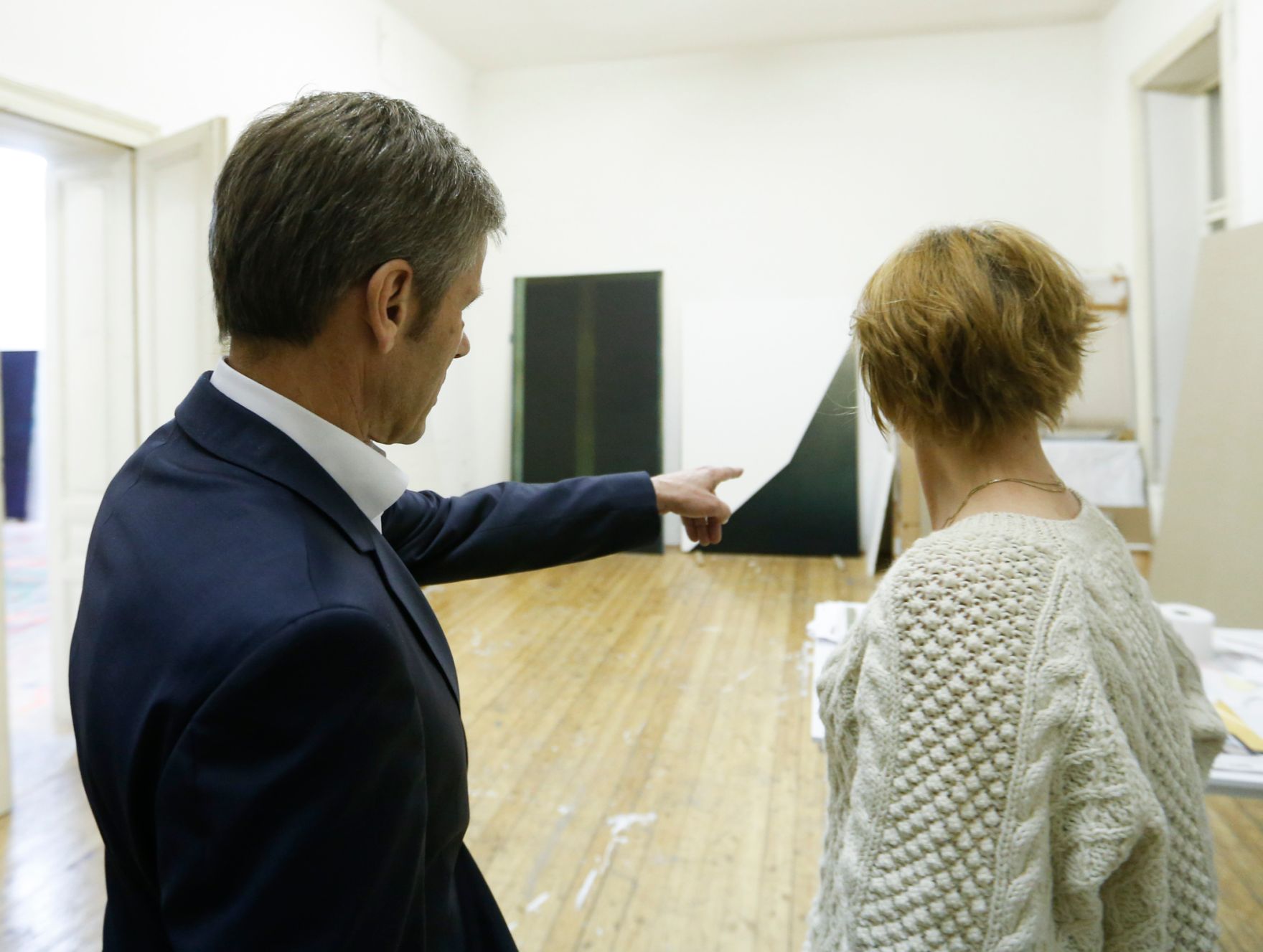Am 25. M&auml;rz 2014 besuchte Kanzleramtsminister Josef Ostermayer (l.) das Bundesatelier Westbahnstra&szlig;e. Im Bild mit der K&uuml;nstlerin Svenja Deininger (r.).