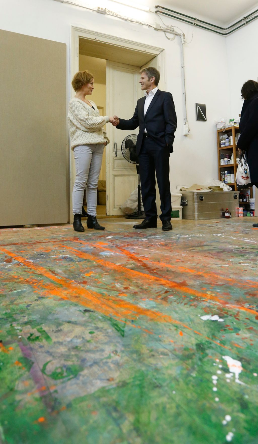 Am 25. M&auml;rz 2014 besuchte Kanzleramtsminister Josef Ostermayer (r.) das Bundesatelier Westbahnstra&szlig;e. Im Bild mit der K&uuml;nstlerin Svenja Deininger (l.).