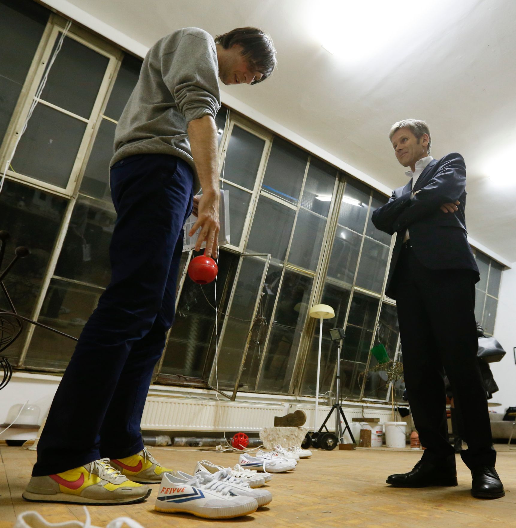 Am 25. M&auml;rz 2014 besuchte Kanzleramtsminister Josef Ostermayer (r.) das Bundesatelier Westbahnstra&szlig;e. Im Bild mit dem K&uuml;nstler Lazar Lyutakov (l.).