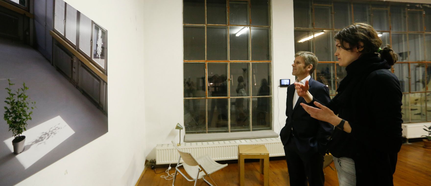 Am 25. M&auml;rz 2014 besuchte Kanzleramtsminister Josef Ostermayer (l.) das Bundesatelier Westbahnstra&szlig;e. Im Bild mit der K&uuml;nstlerin Liddy Scheffknecht (r.).