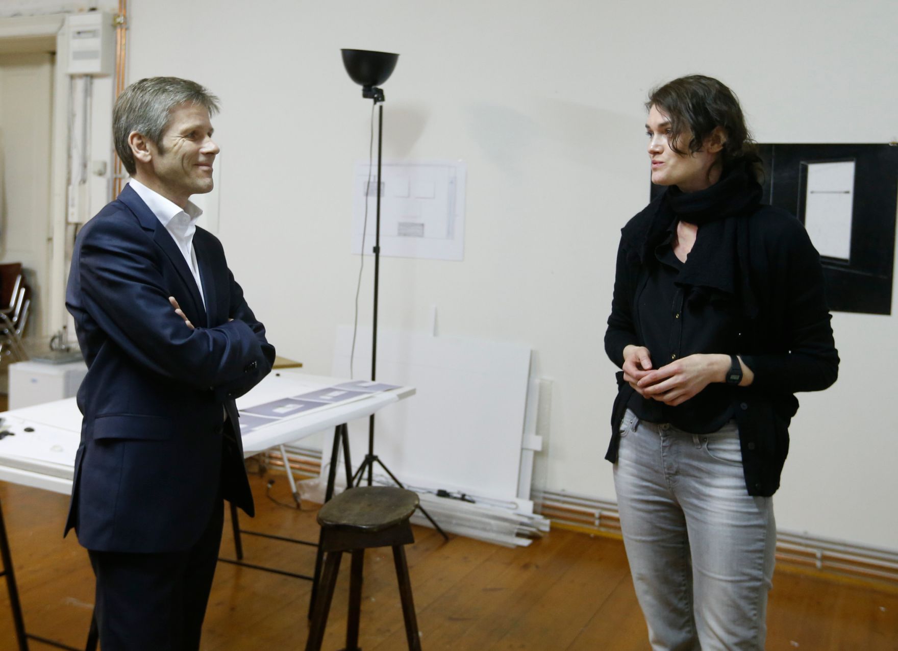 Am 25. M&auml;rz 2014 besuchte Kanzleramtsminister Josef Ostermayer (l.) das Bundesatelier Westbahnstra&szlig;e. Im Bild mit der K&uuml;nstlerin Liddy Scheffknecht (r.).
