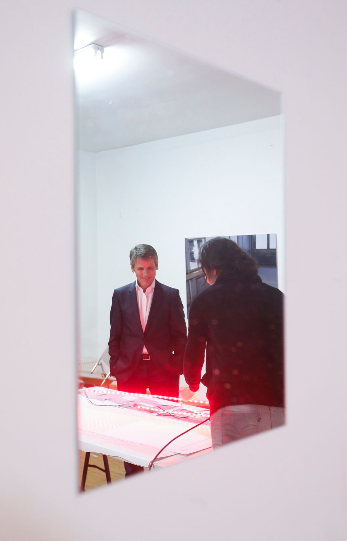 Am 25. M&auml;rz 2014 besuchte Kanzleramtsminister Josef Ostermayer (l.) das Bundesatelier Westbahnstra&szlig;e. Im Bild mit der K&uuml;nstlerin Liddy Scheffknecht (r.).